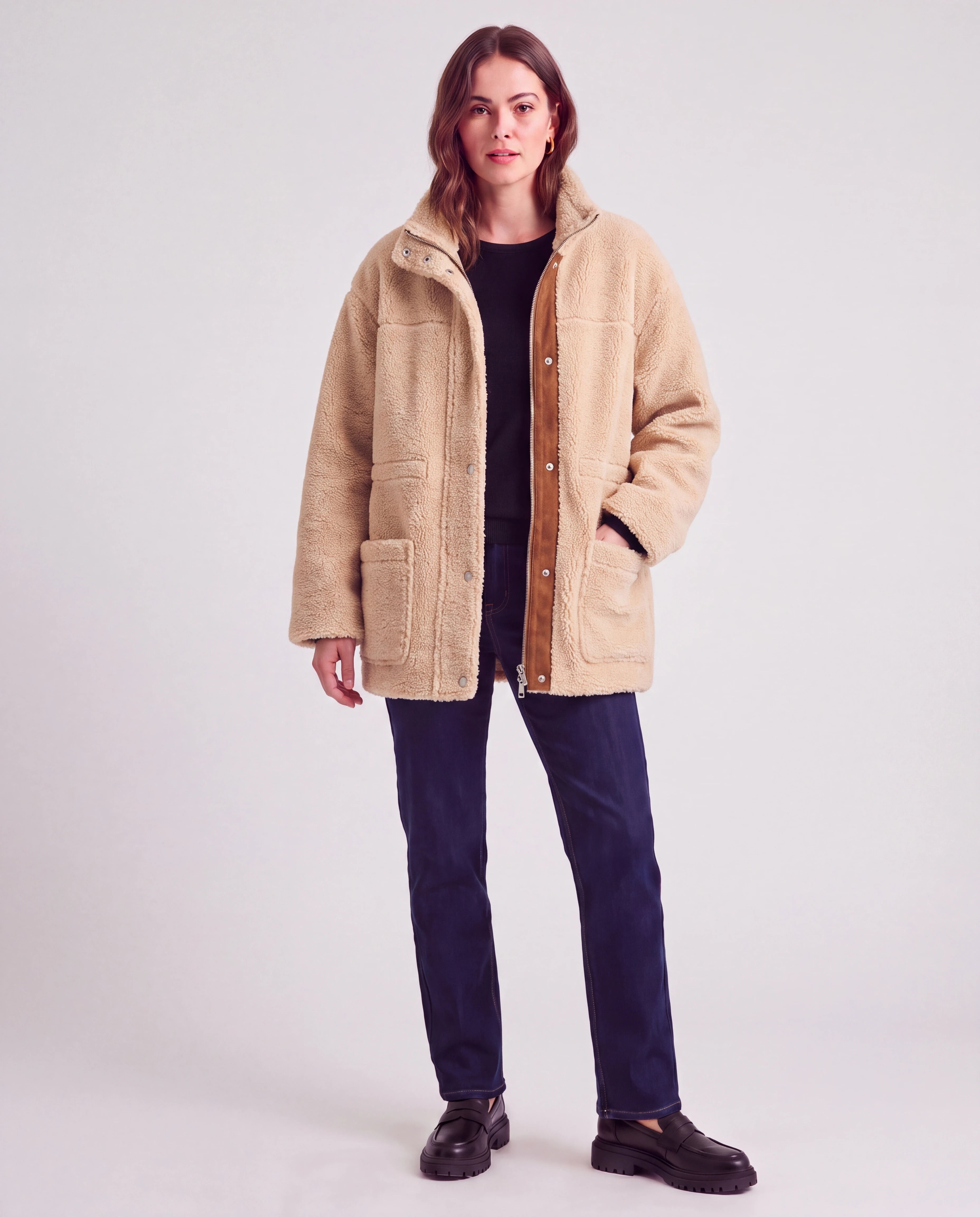 Veste aviateur réversible Christiane portée côté sherpa crème, vue de face en studio