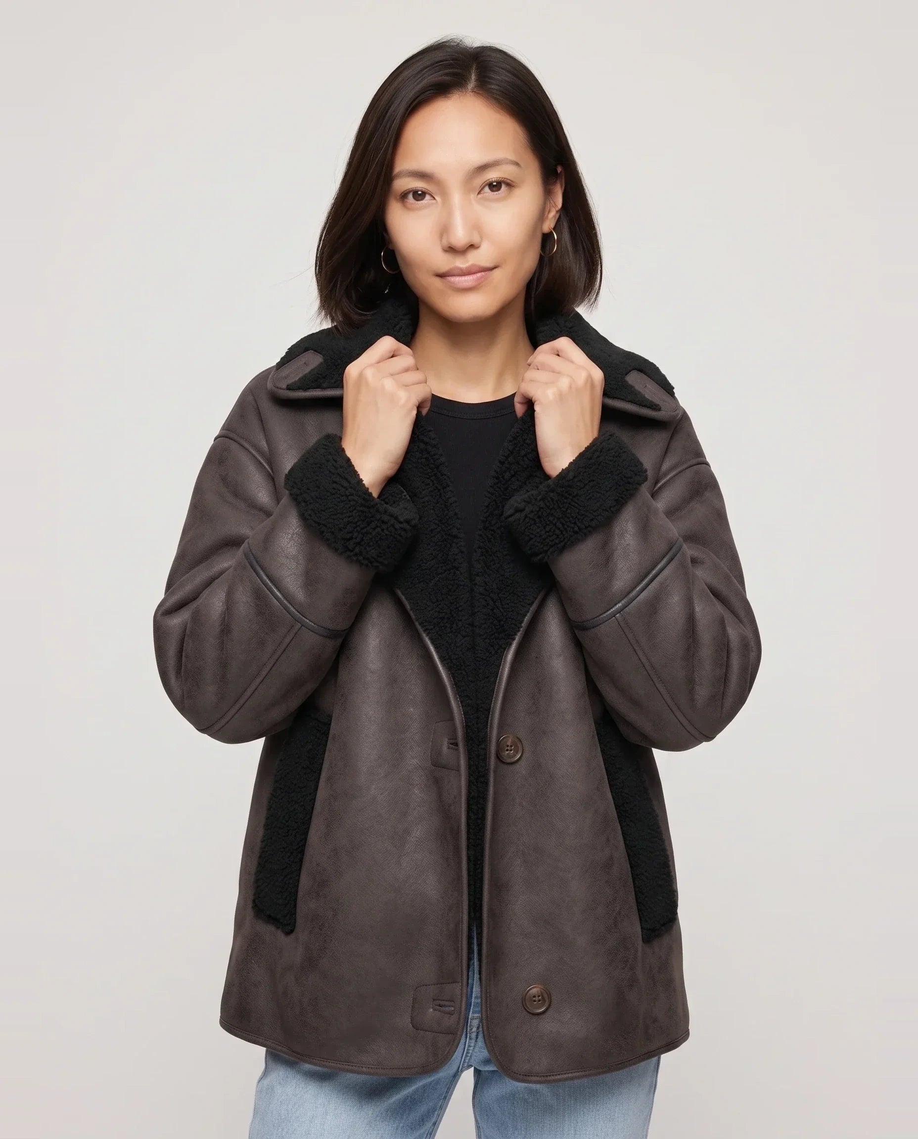 Veste aviateur effet vieilli brun à col sherpa Flore, plan rapproché en studio