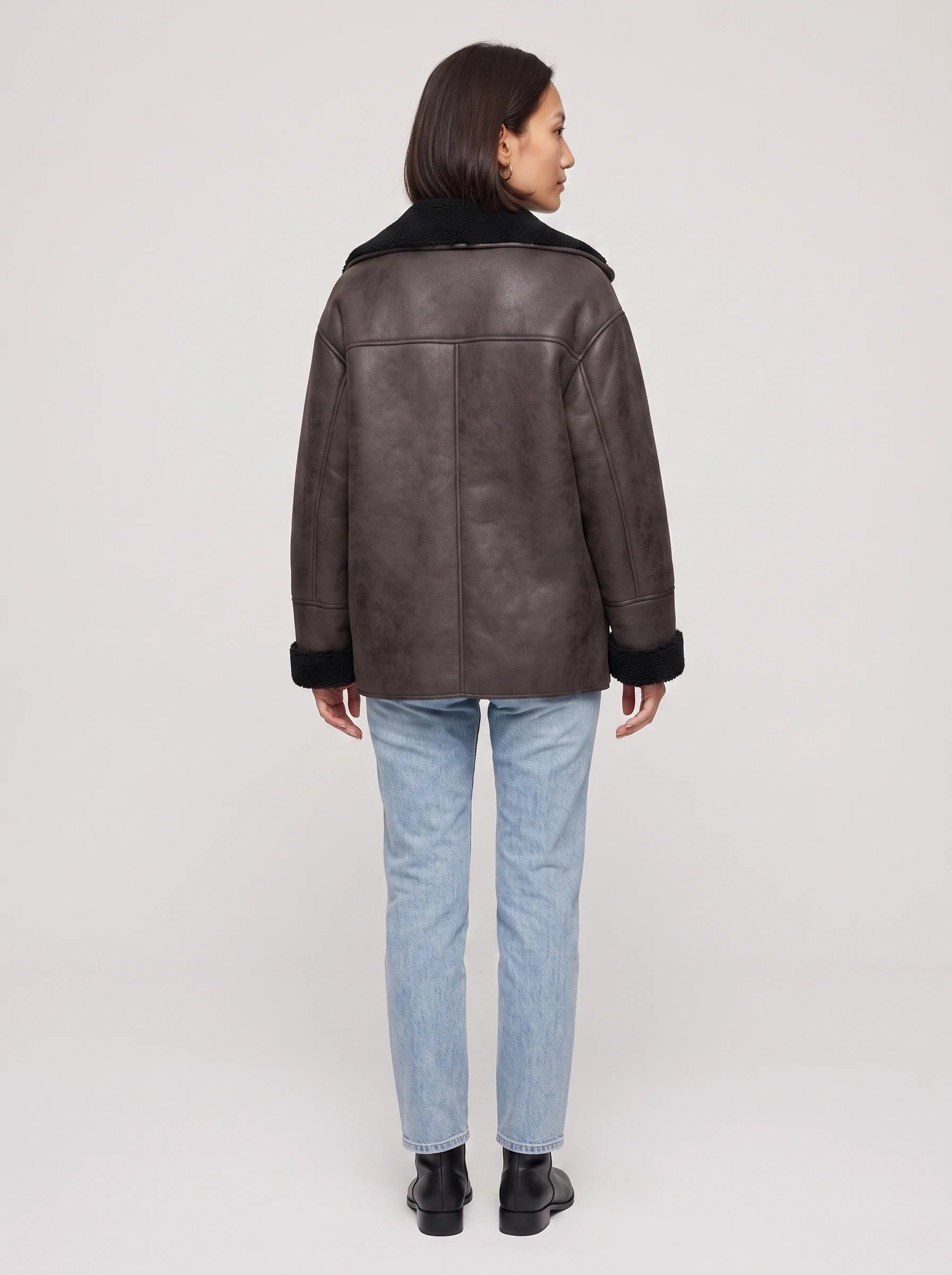 Veste aviateur brun Flore, vue de dos en studio