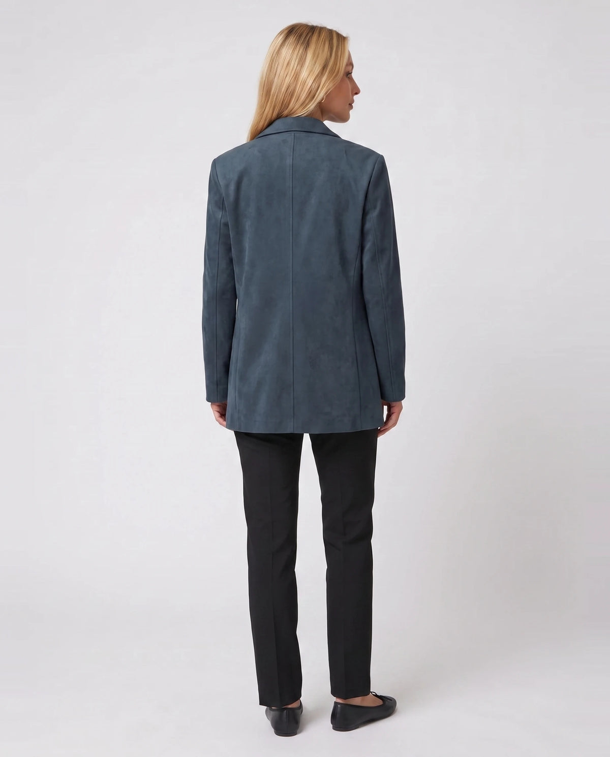 Blazerjacke aus Veloursimitat in Petrolblau Clothilde, Rückansicht im Studio