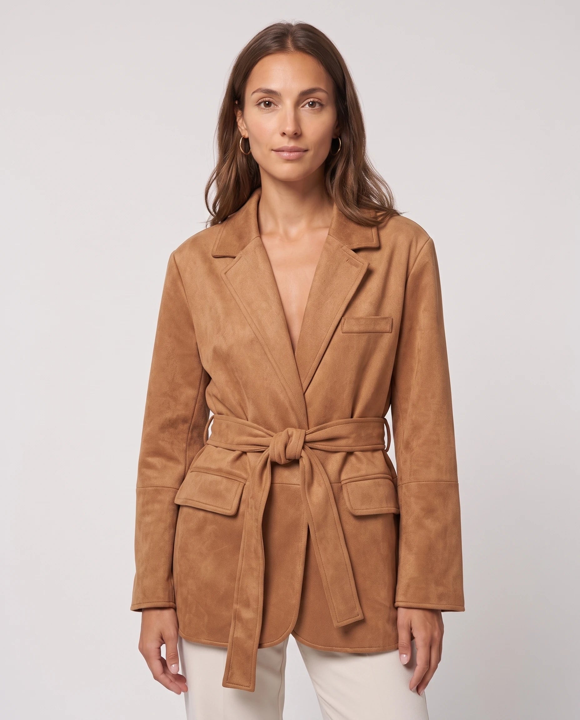 Veste-blazer en suédine camel Cosette, plan rapproché en studio