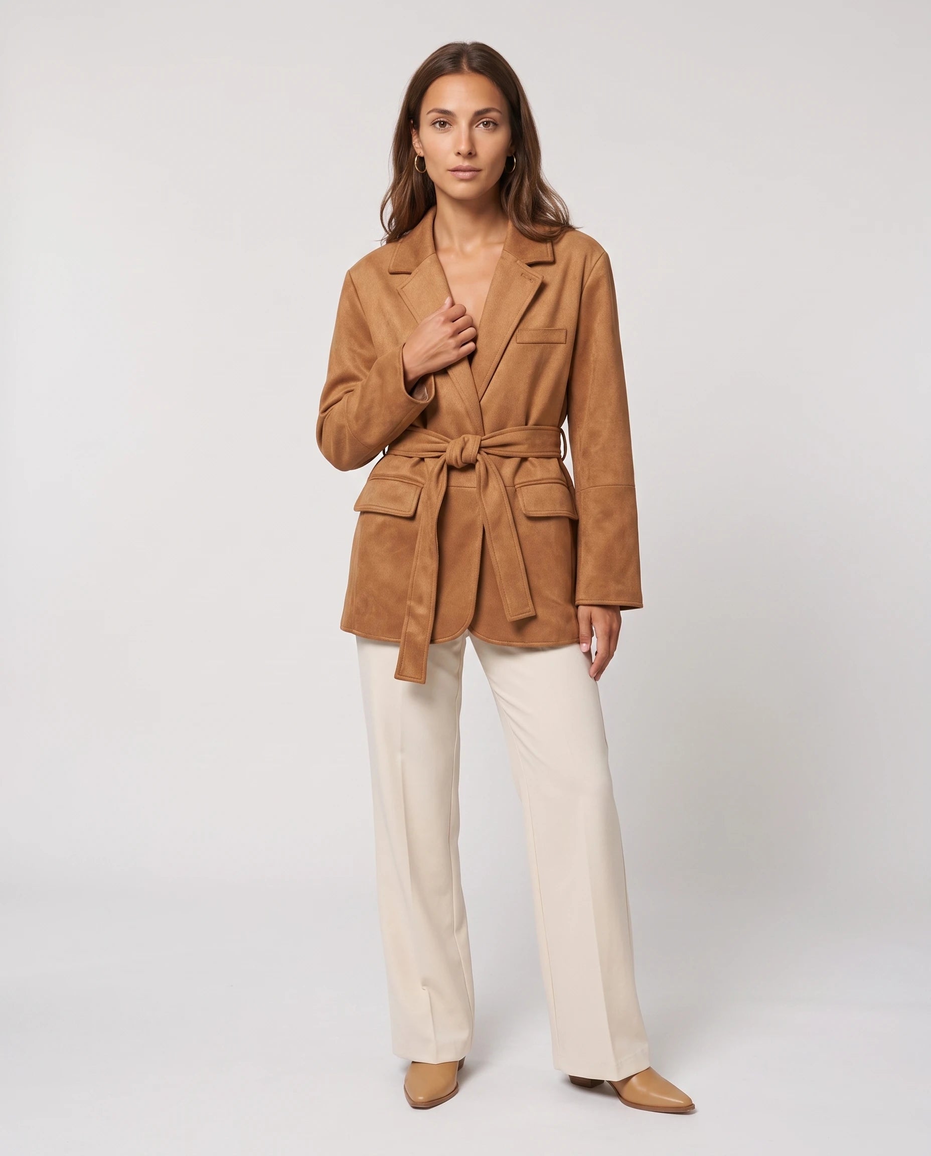 Veste-blazer en suédine camel Cosette, vue de face plein pied en studio