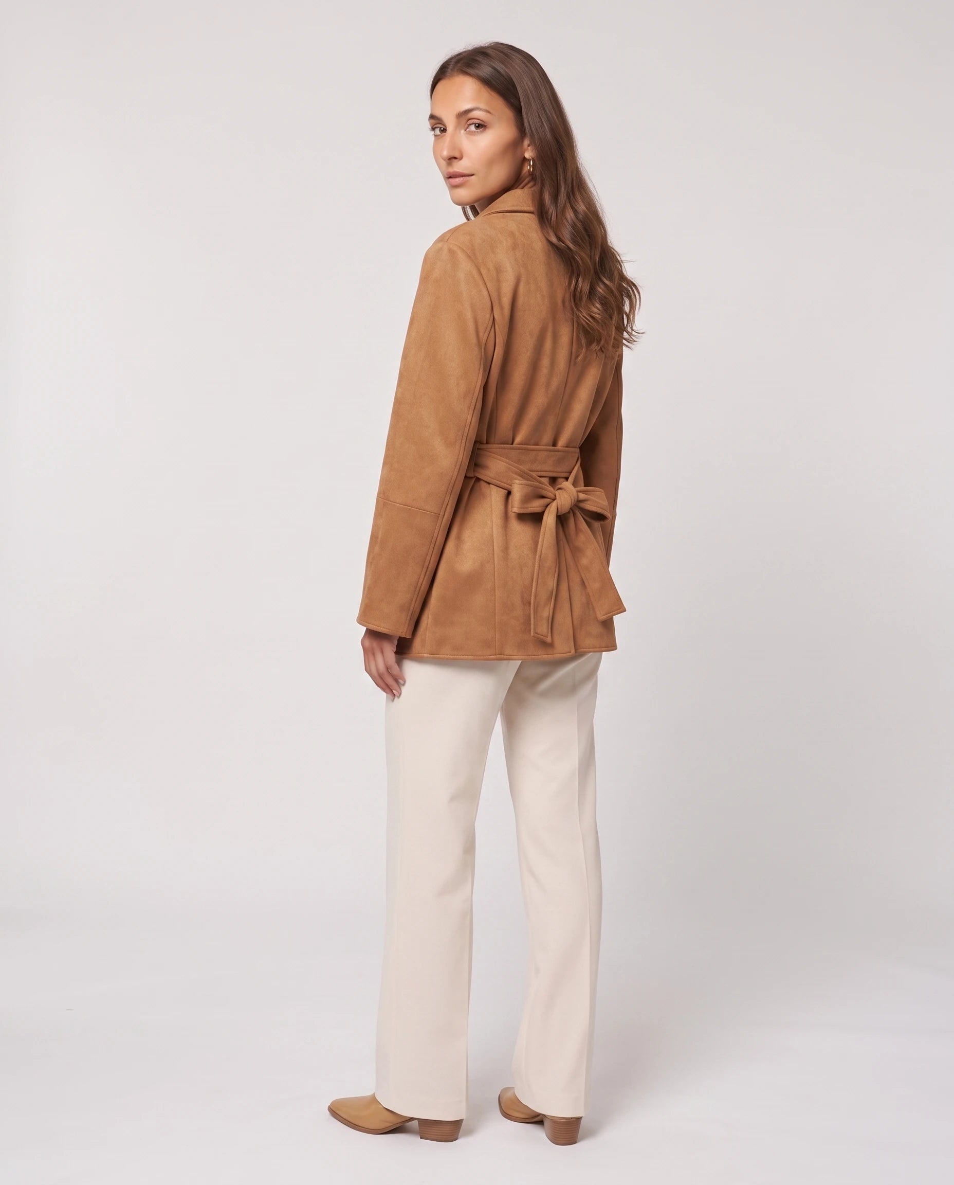Veste-blazer en suédine camel Cosette, vue de dos ceinture nouée en studio