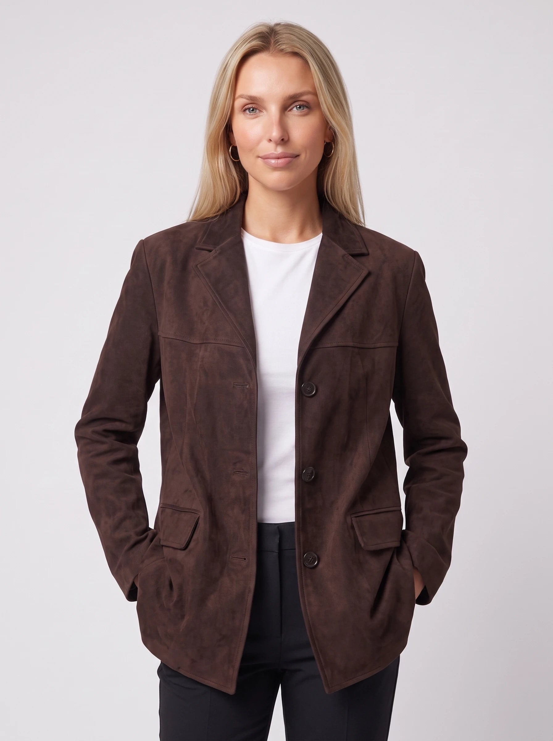 Veste-blazer oversize en suédine chocolat Clothilde, plan rapproché en studio