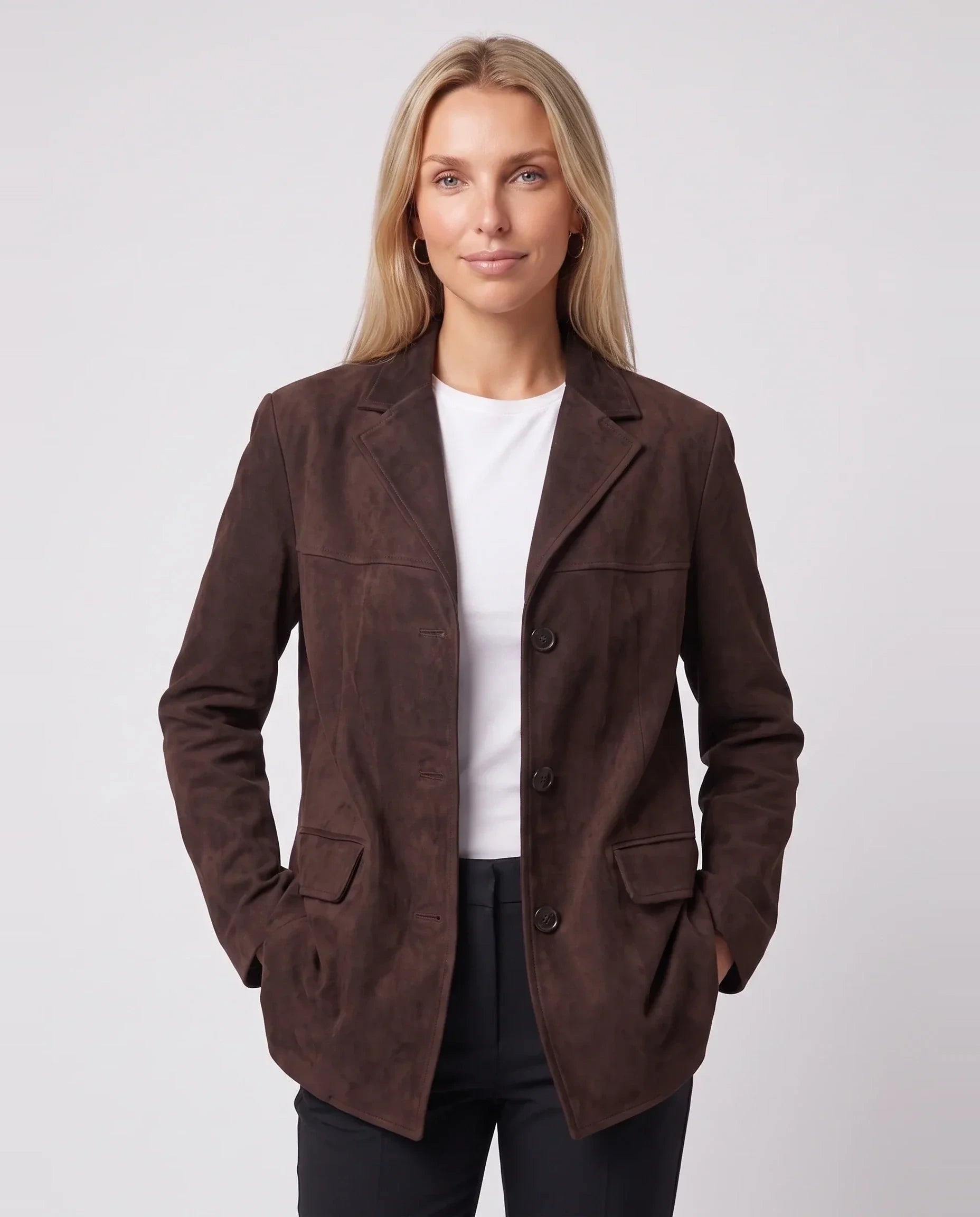 Veste-blazer oversize en suédine chocolat Clothilde, plan rapproché en studio