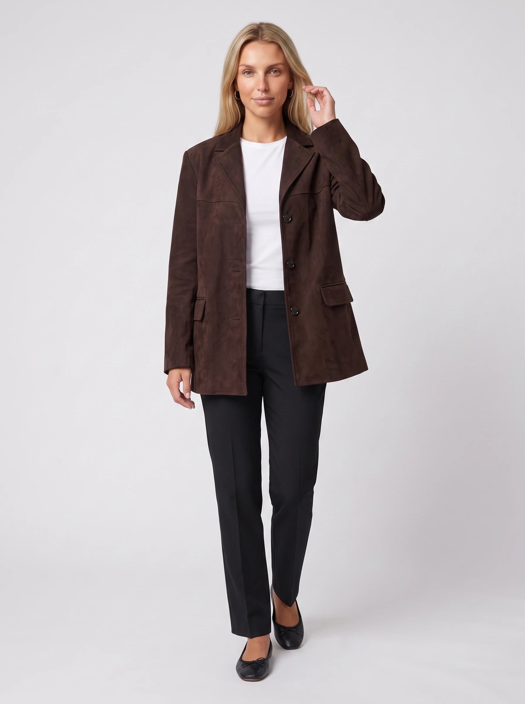Veste-blazer oversize en suédine chocolat Clothilde, vue de face en studio