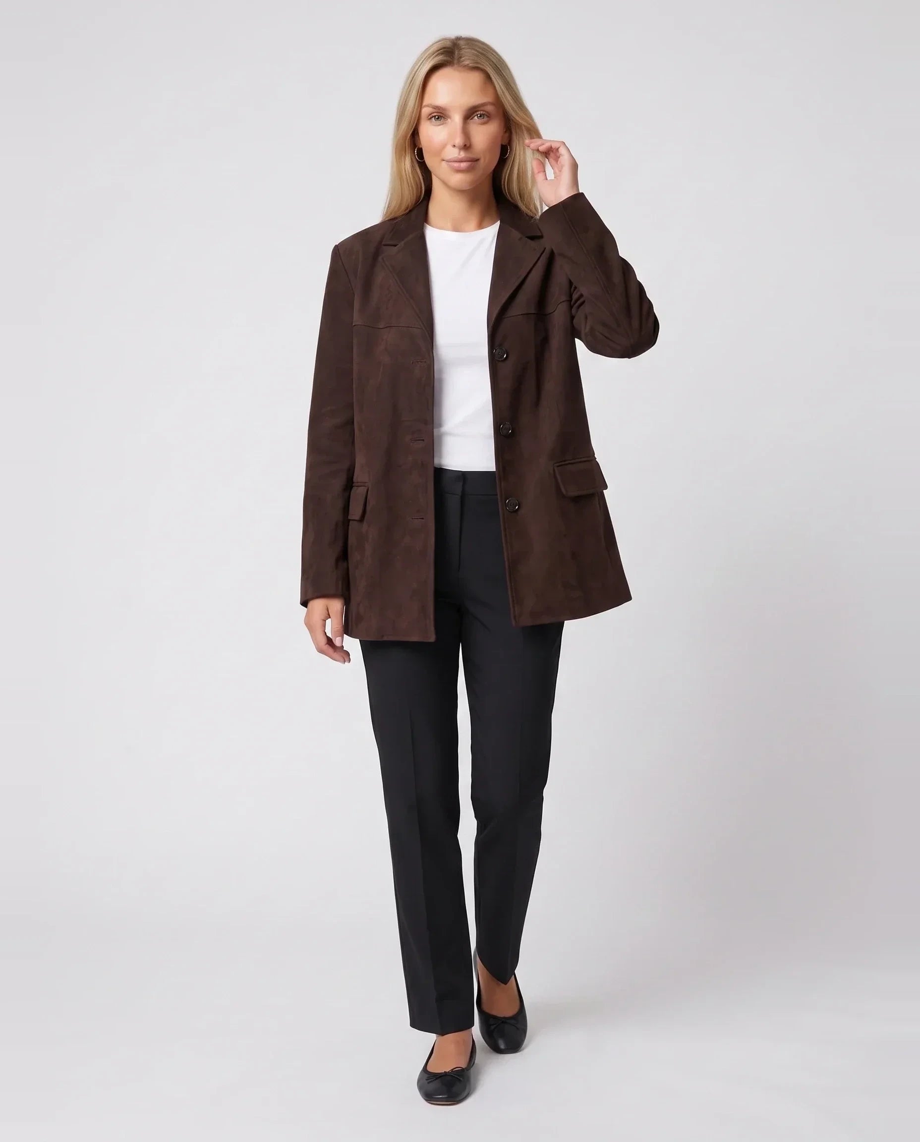 Veste-blazer oversize en suédine chocolat Clothilde, vue de face en studio