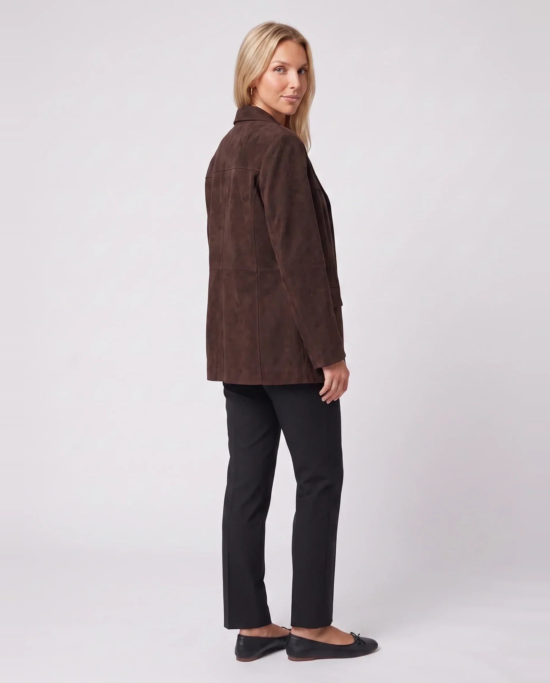 Veste-blazer en suédine chocolat Clothilde, vue de trois quarts en studio