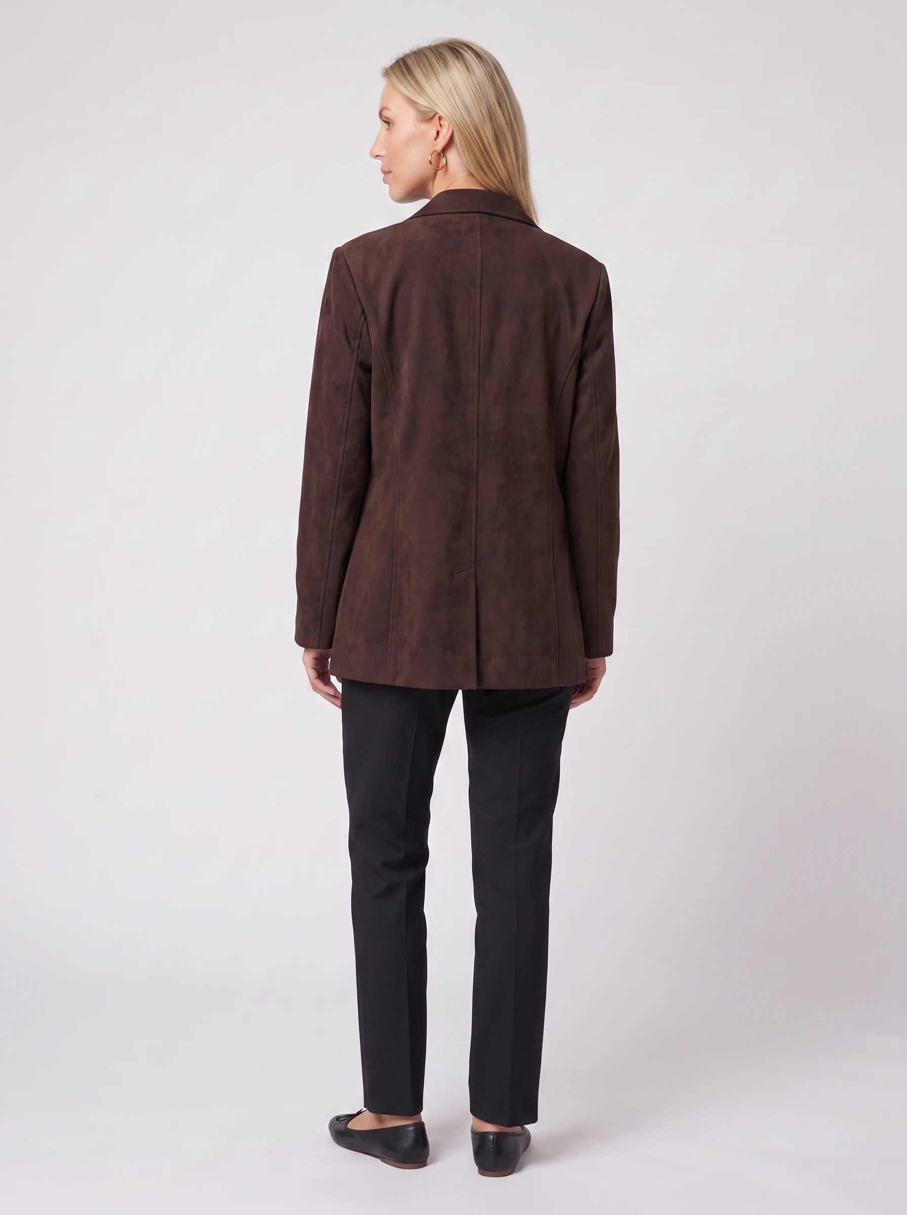 Veste-blazer en suédine chocolat Clothilde, vue de dos en studio