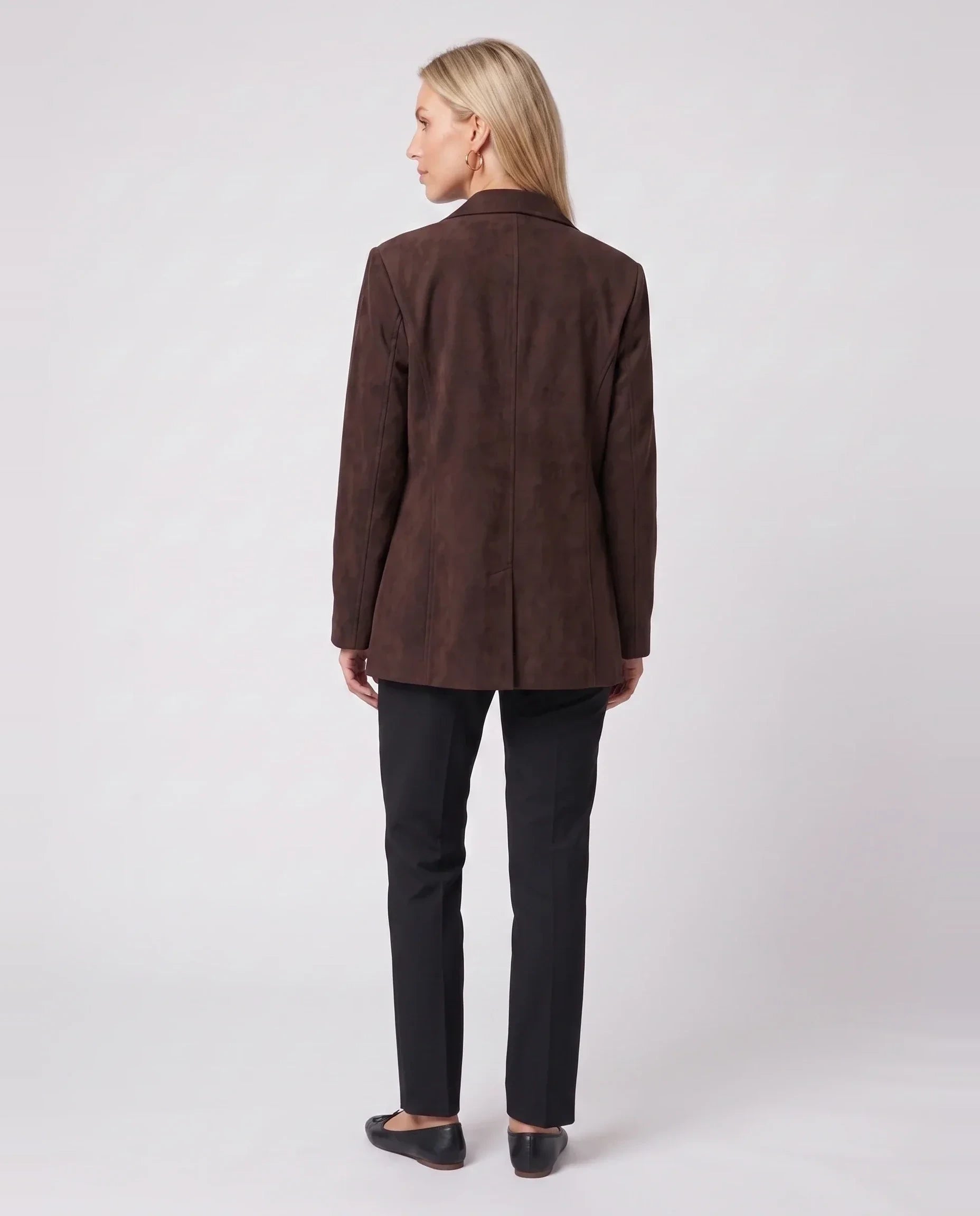 Veste-blazer en suédine chocolat Clothilde, vue de dos en studio