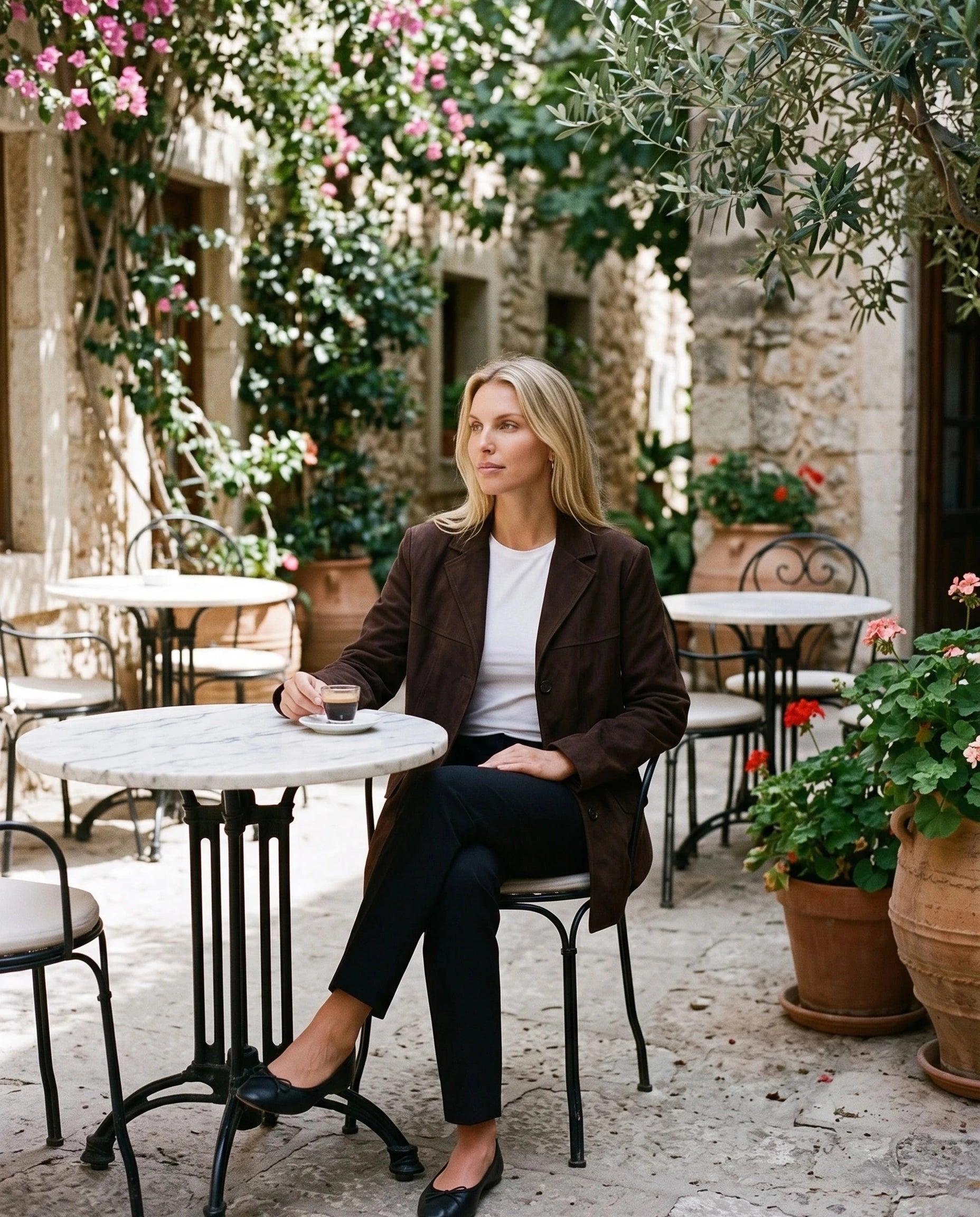 Veste-blazer en suédine chocolat Clothilde, portée à une table de bistrot