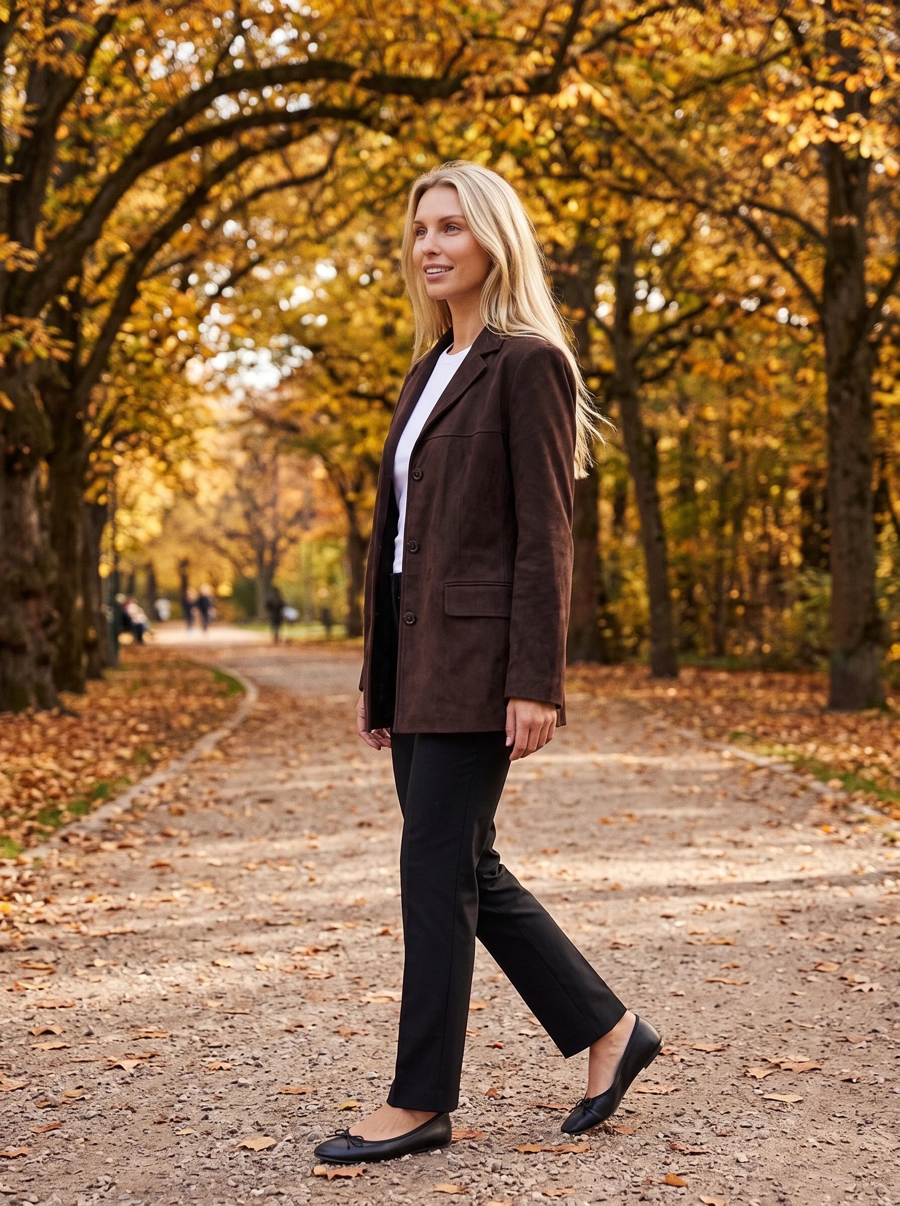 Veste-blazer en suédine chocolat Clothilde, portée dans une allée d'automne