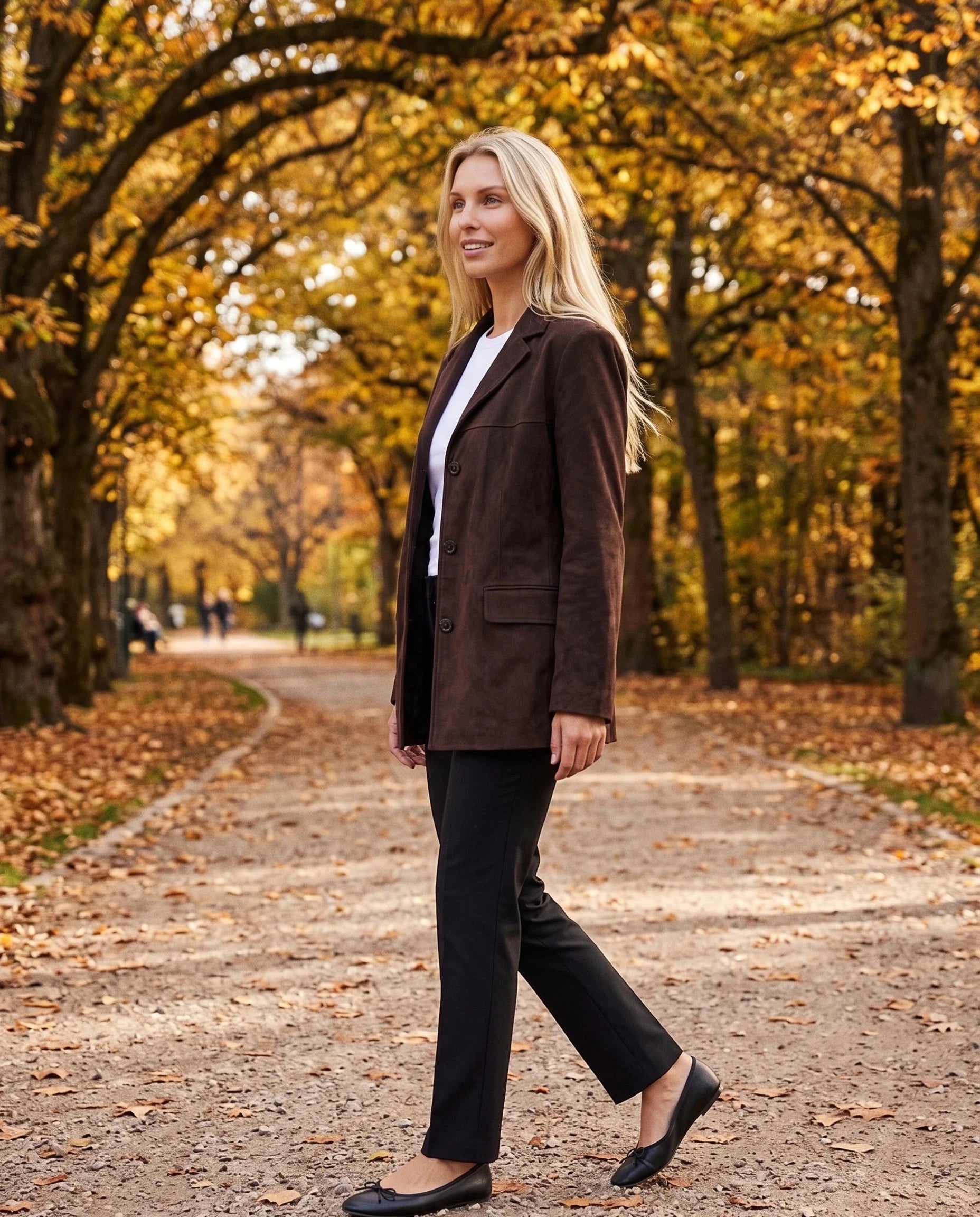 Veste-blazer en suédine chocolat Clothilde, portée dans une allée d'automne