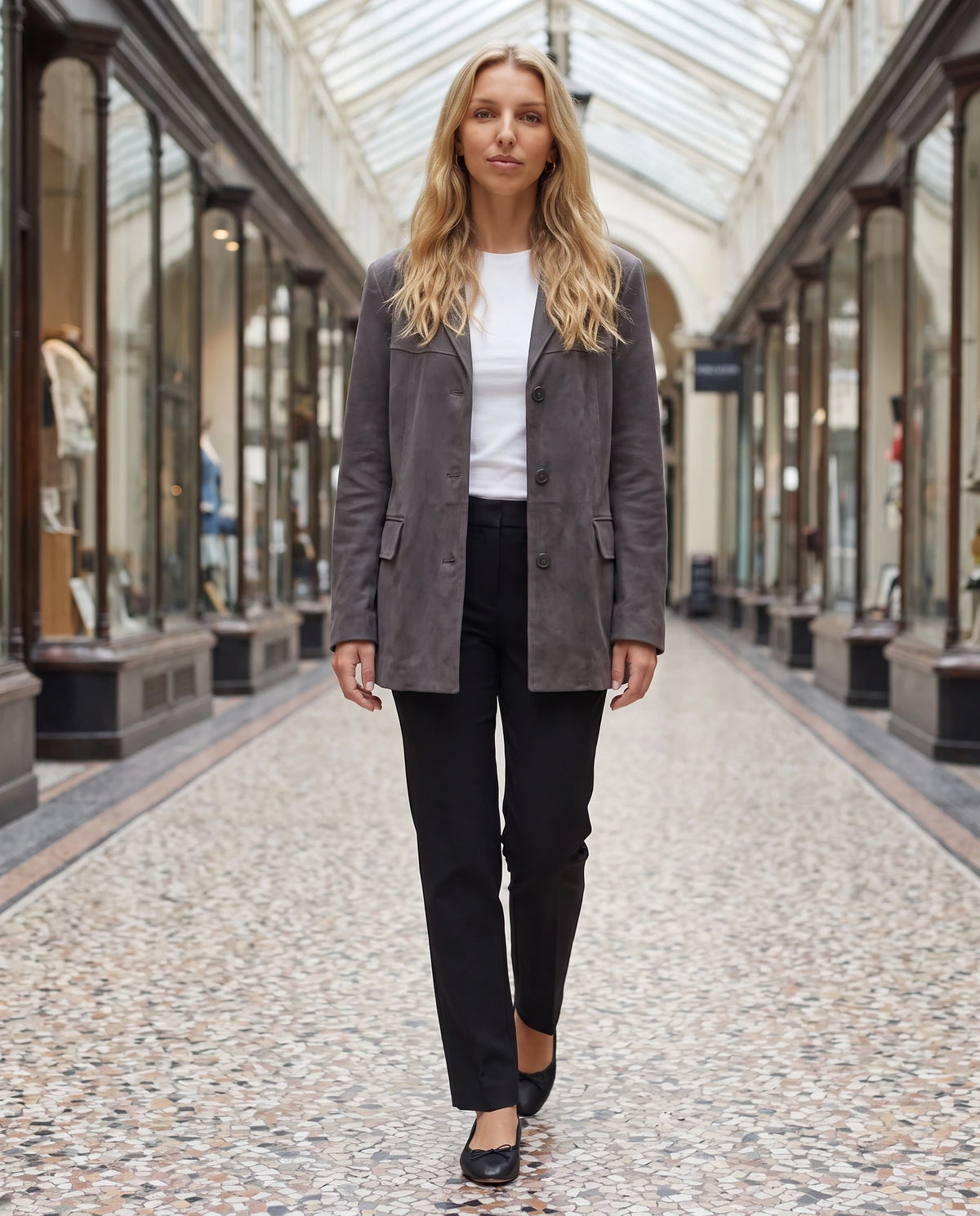 Blazerjacke aus Veloursimitat in Anthrazitgrau Clothilde, getragen in einer Ladenpassage