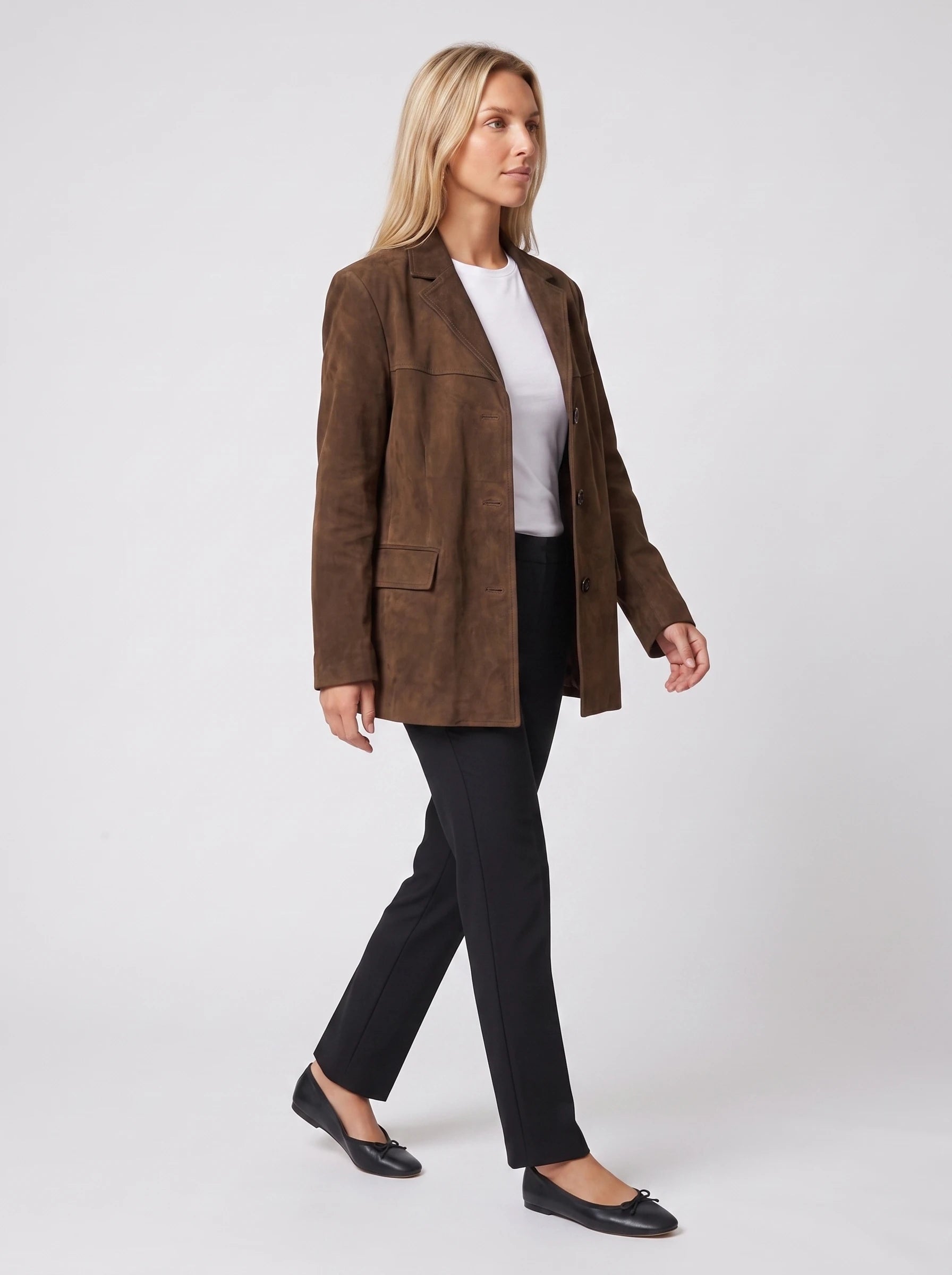 Veste-blazer en suédine marron Clothilde, vue de trois quarts en studio