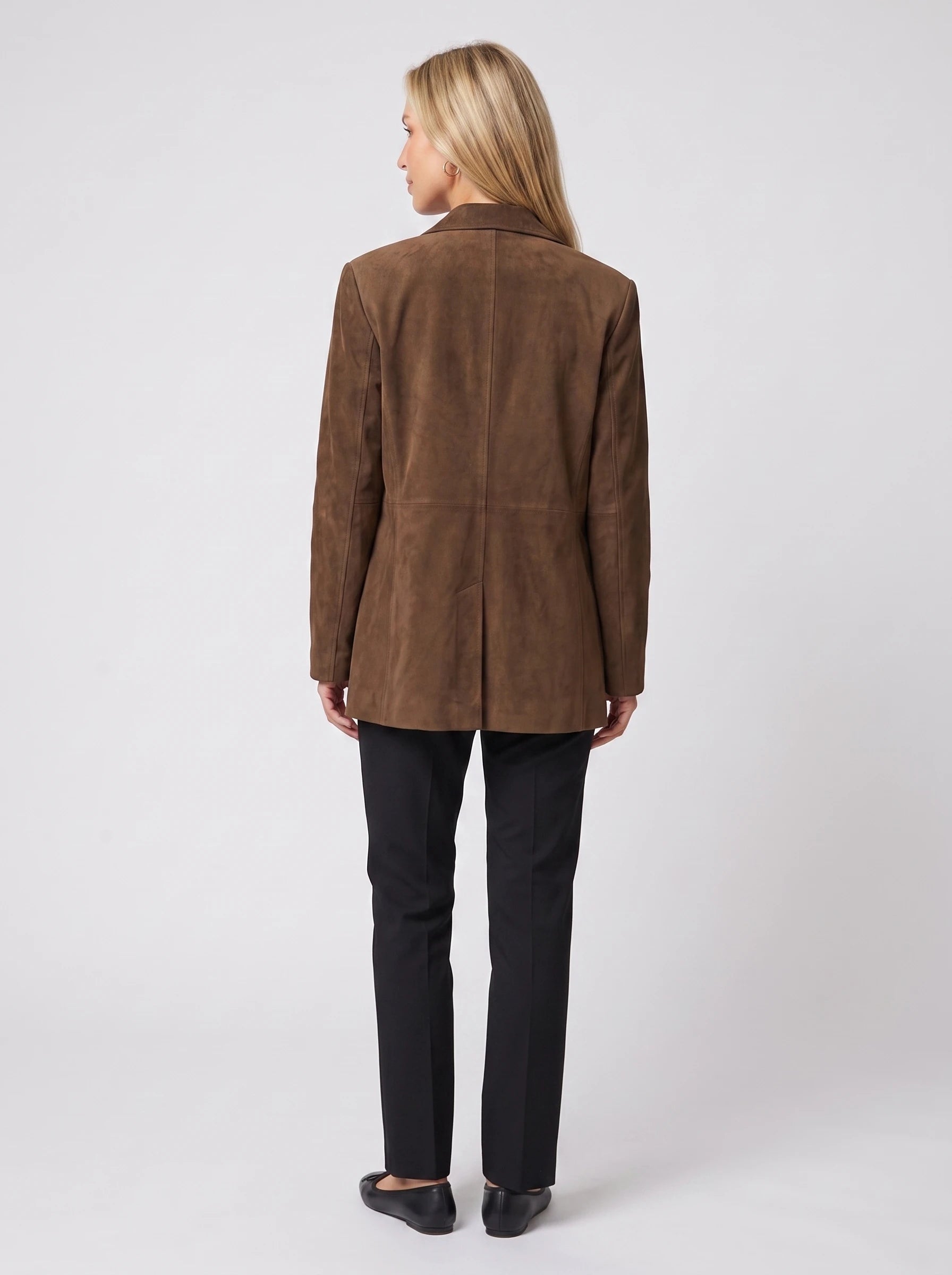 Veste-blazer en suédine marron Clothilde, vue de dos en studio