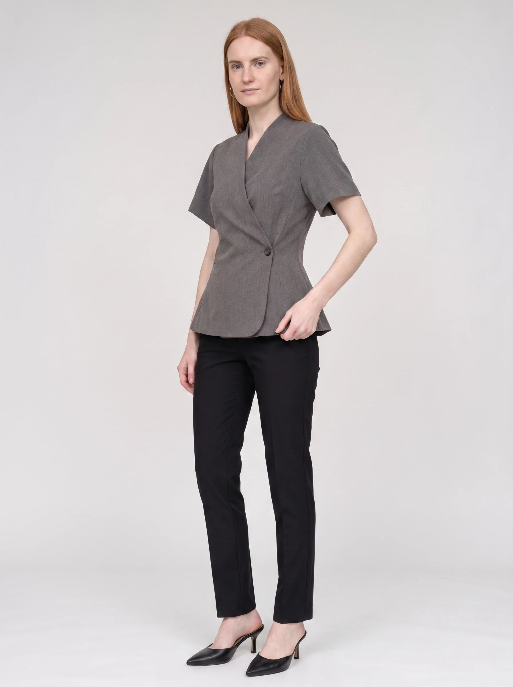 Veste cache-cœur à un bouton gris chiné Célimène, vue de trois quarts en studio
