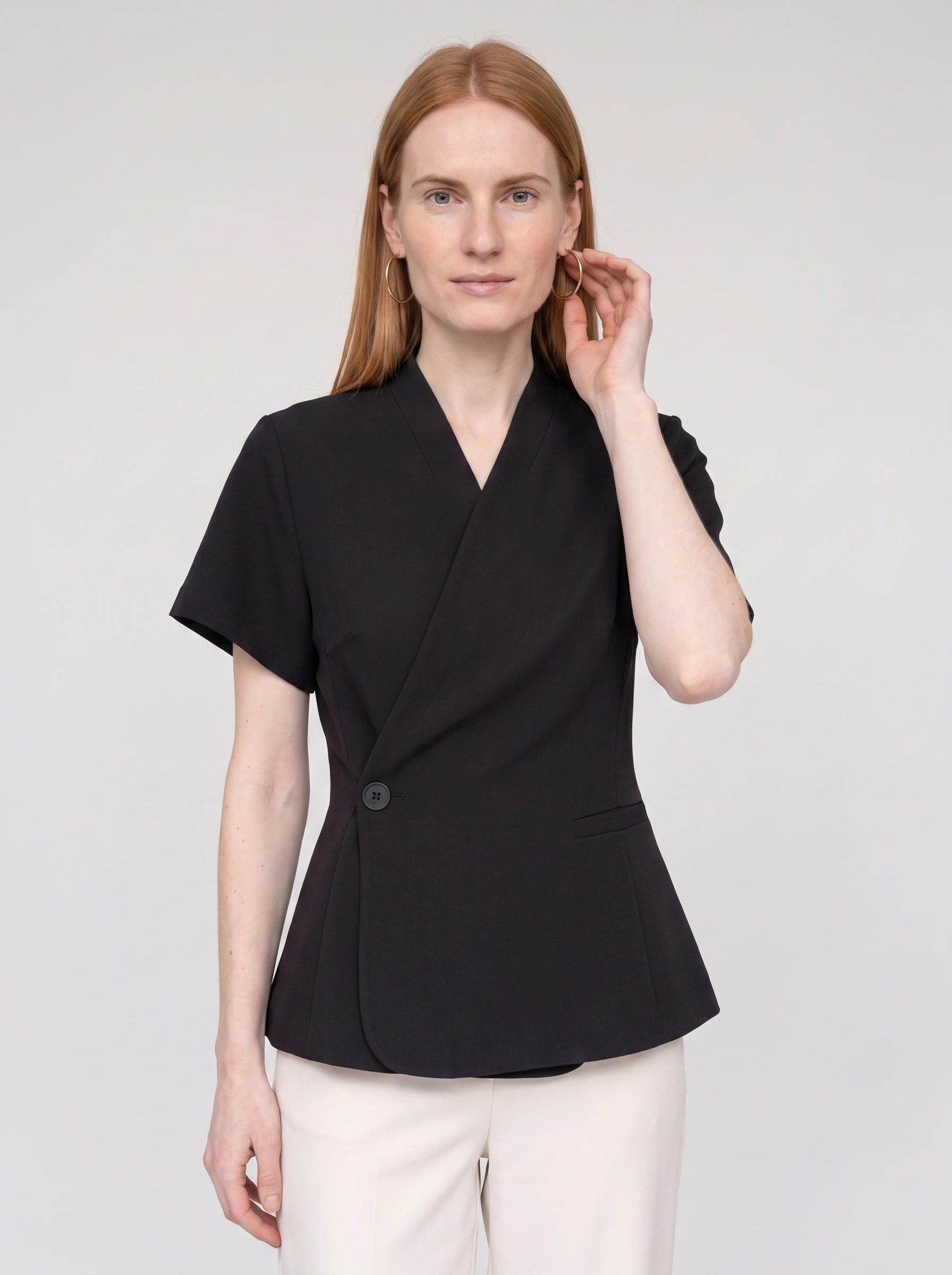 Veste cache-cœur à un bouton noire Célimène, plan rapproché en studio