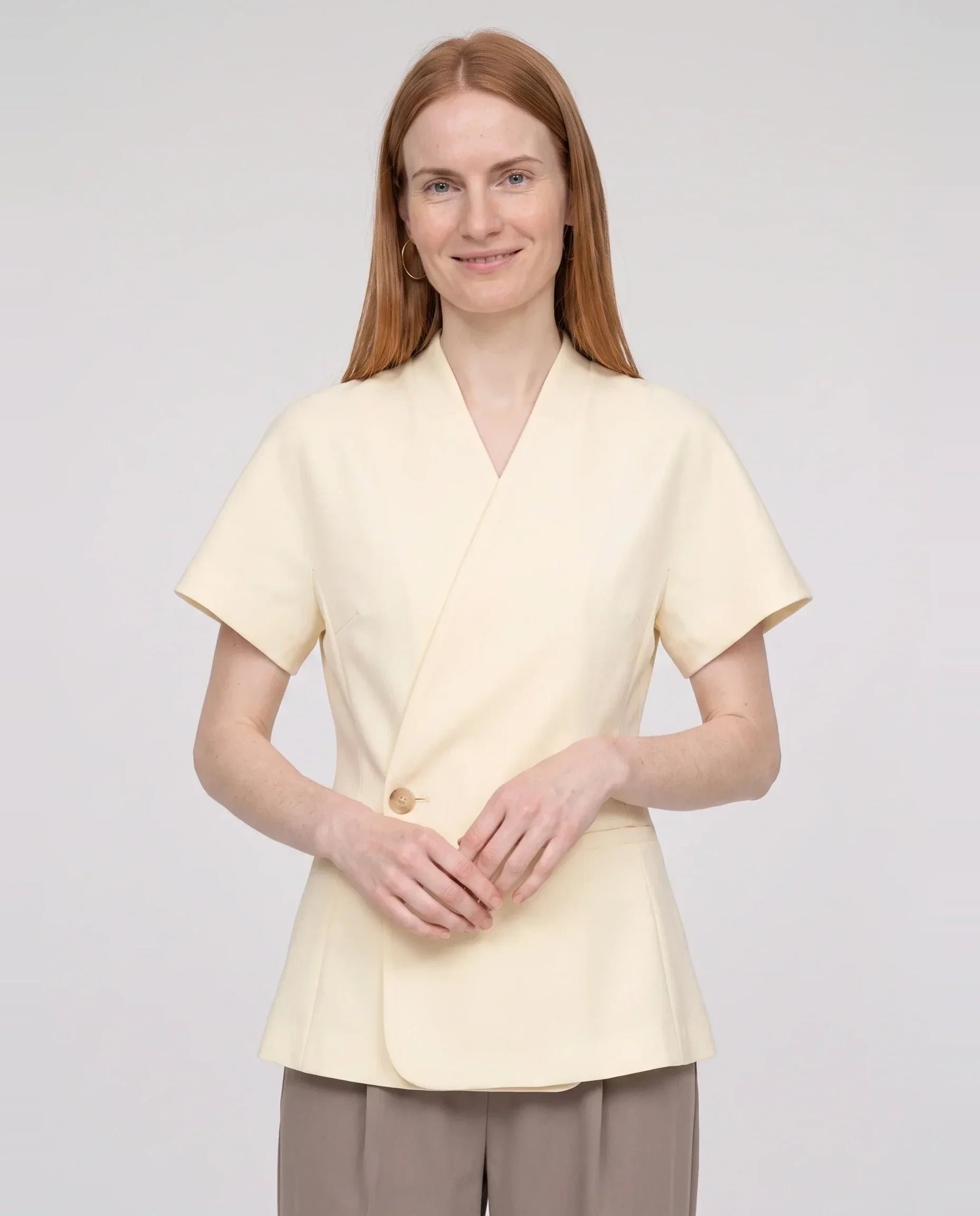 Veste cache-cœur à un bouton vanille Célimène, plan rapproché en studio