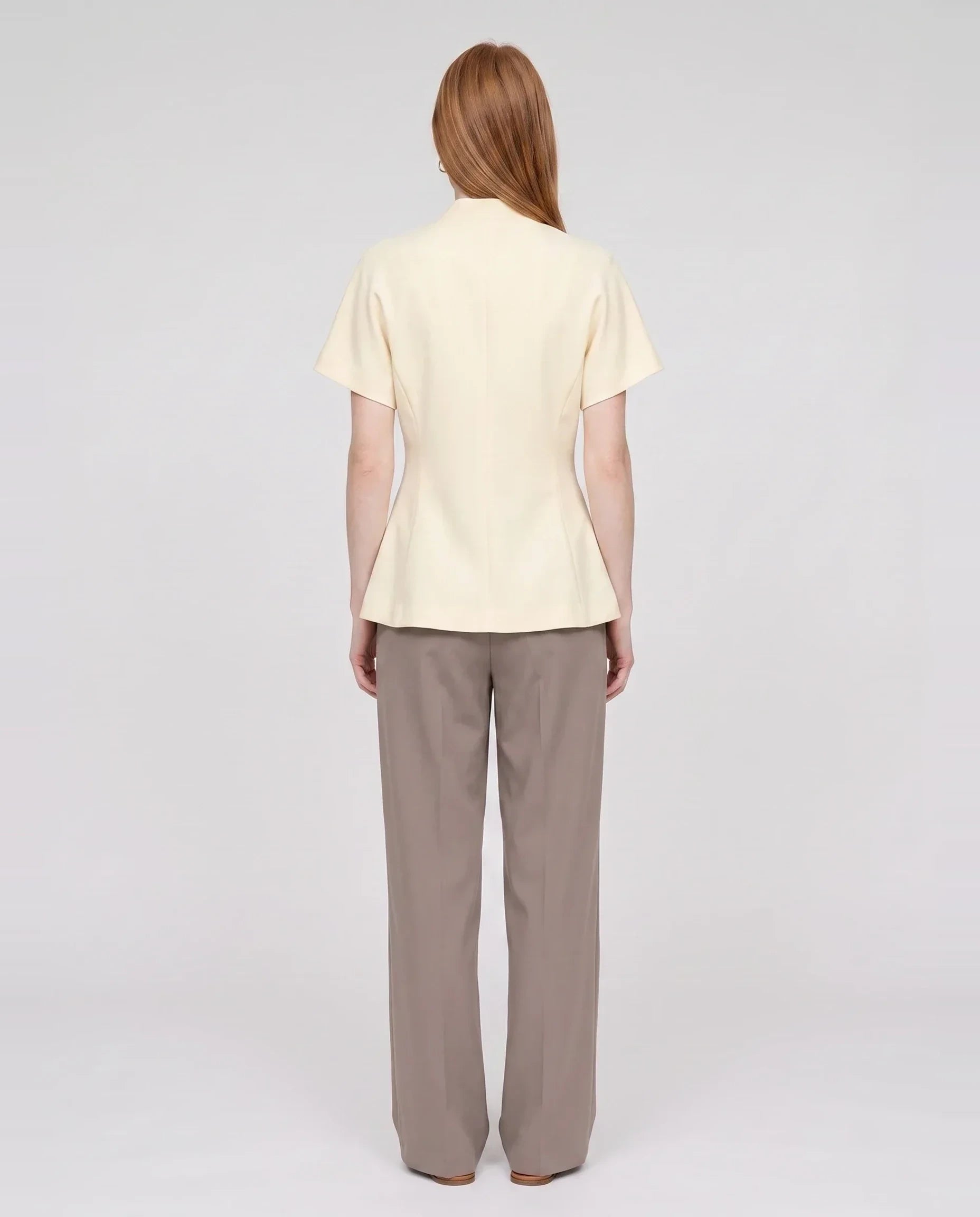 Veste cache-cœur à un bouton vanille Célimène, vue de dos en studio