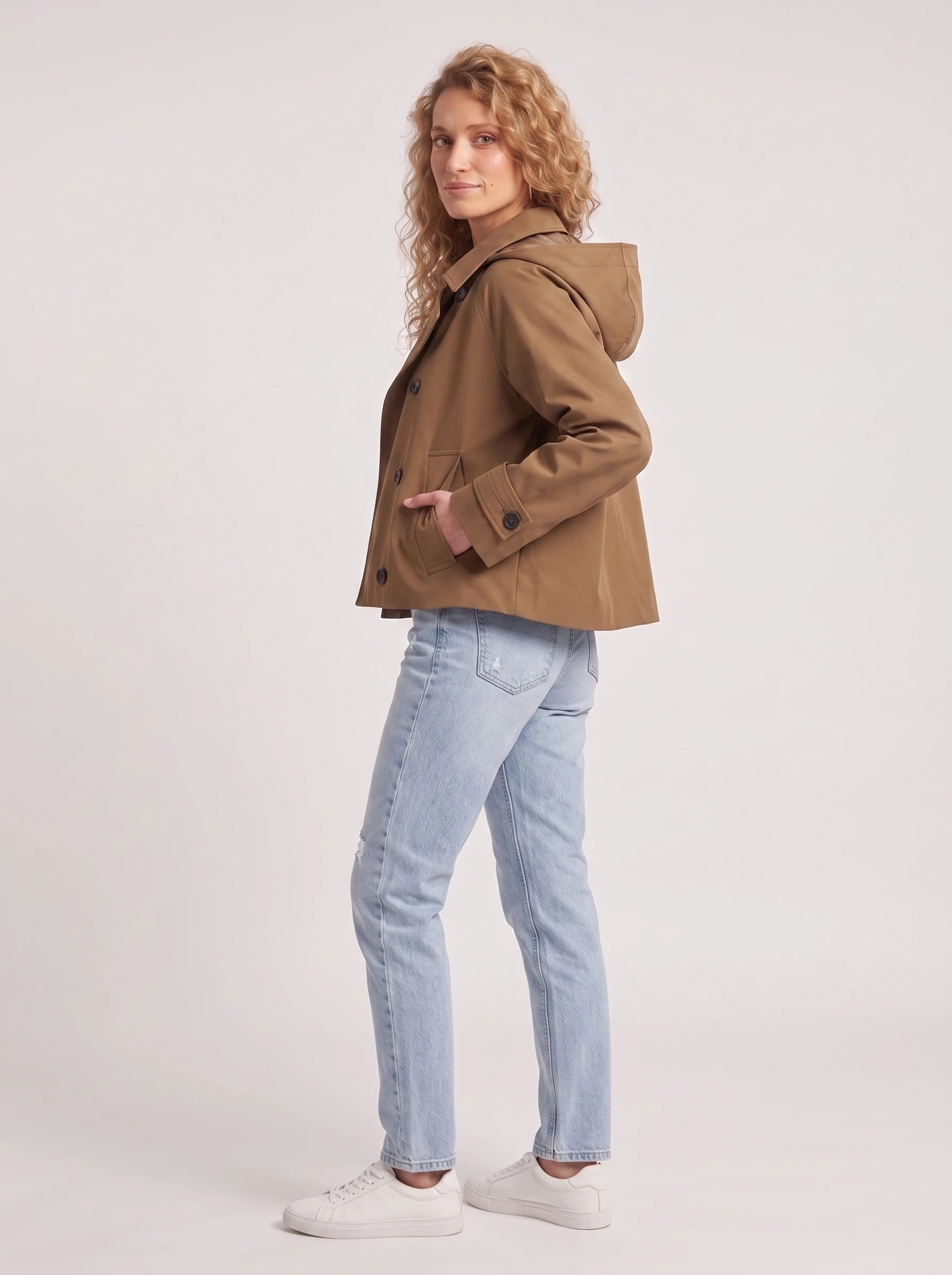 Veste à capuche brun Georgette, vue de trois quarts en studio