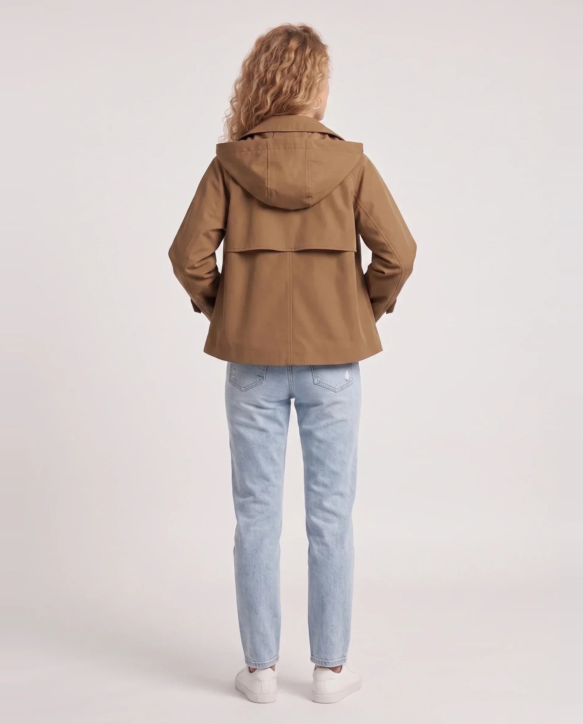 Veste à capuche brun Georgette, vue de dos en studio
