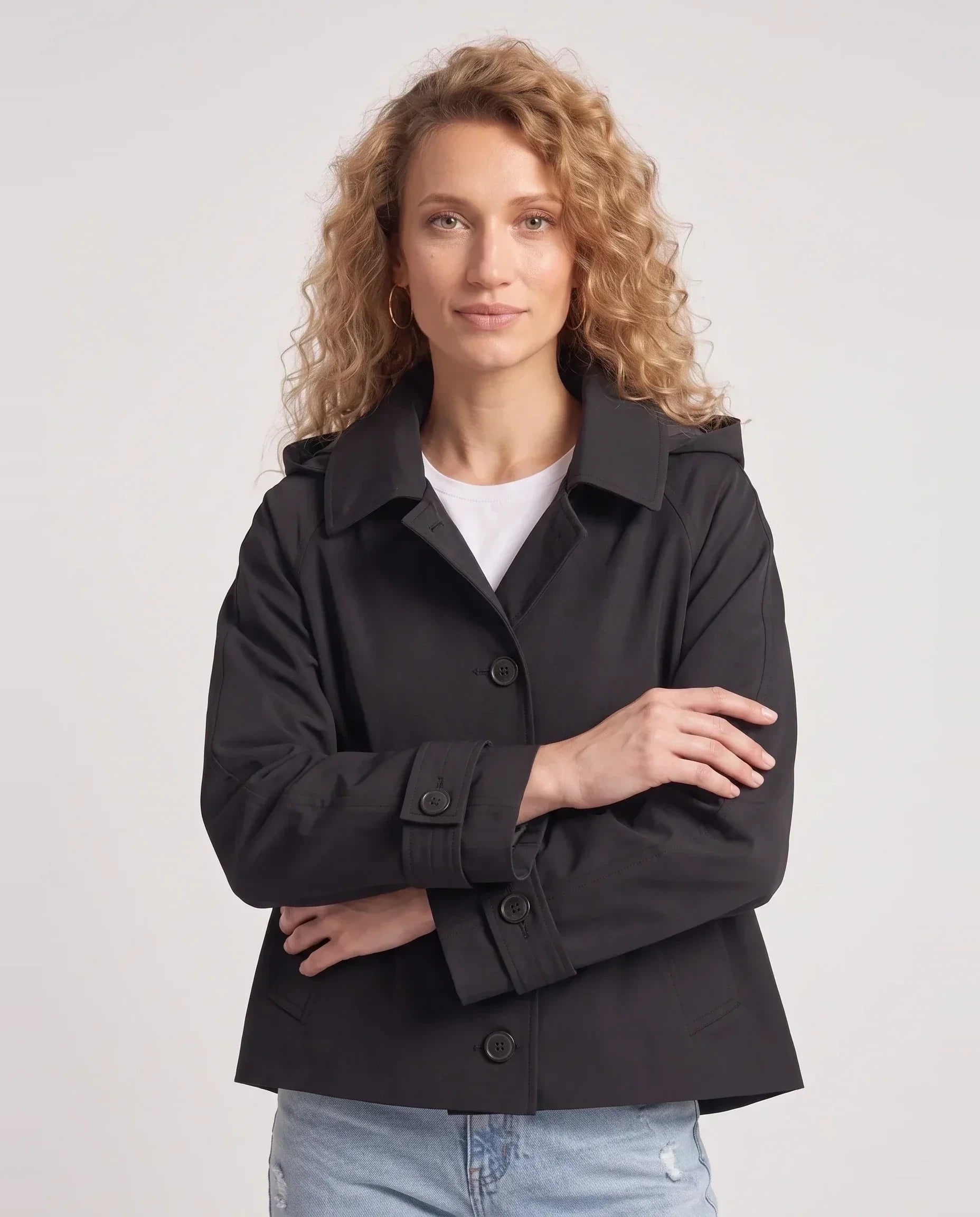 Veste courte à capuche façon trench noir Georgette, plan rapproché en studio