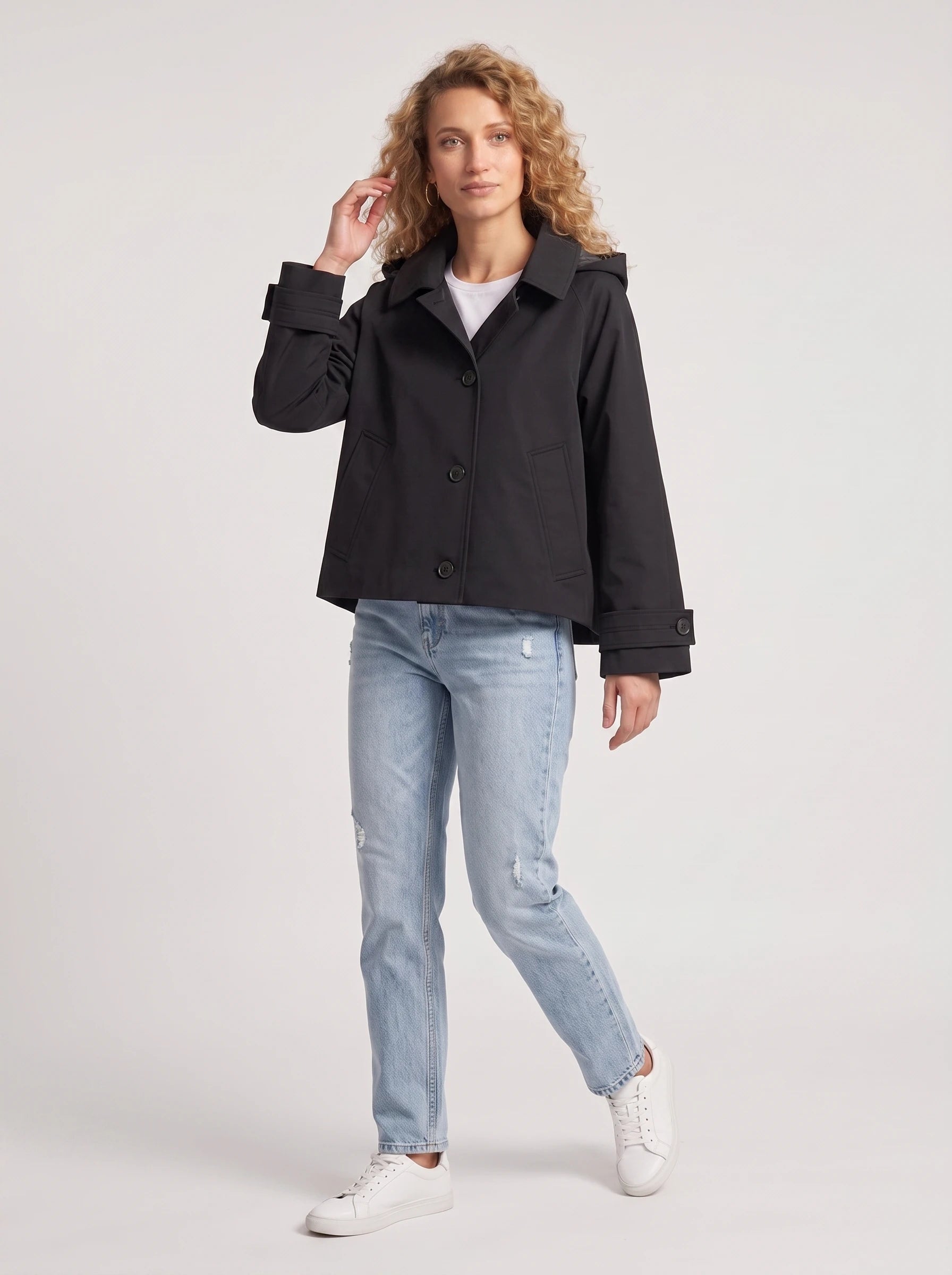 Veste courte à capuche noir Georgette, vue de face en studio