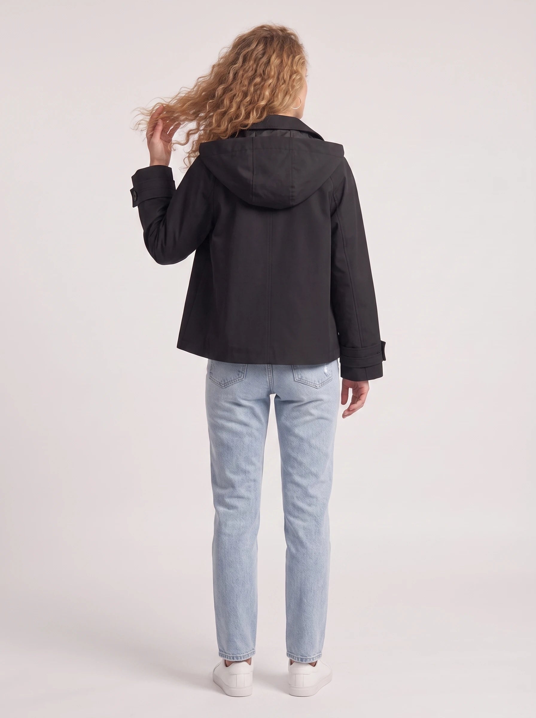 Veste à capuche noir Georgette, vue de dos en studio