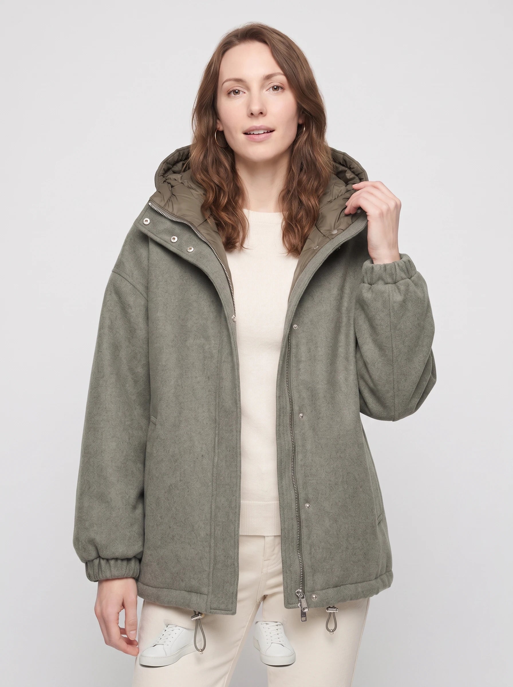 Veste à capuche matelassée vert de gris Gwenaëlle, plan rapproché en studio
