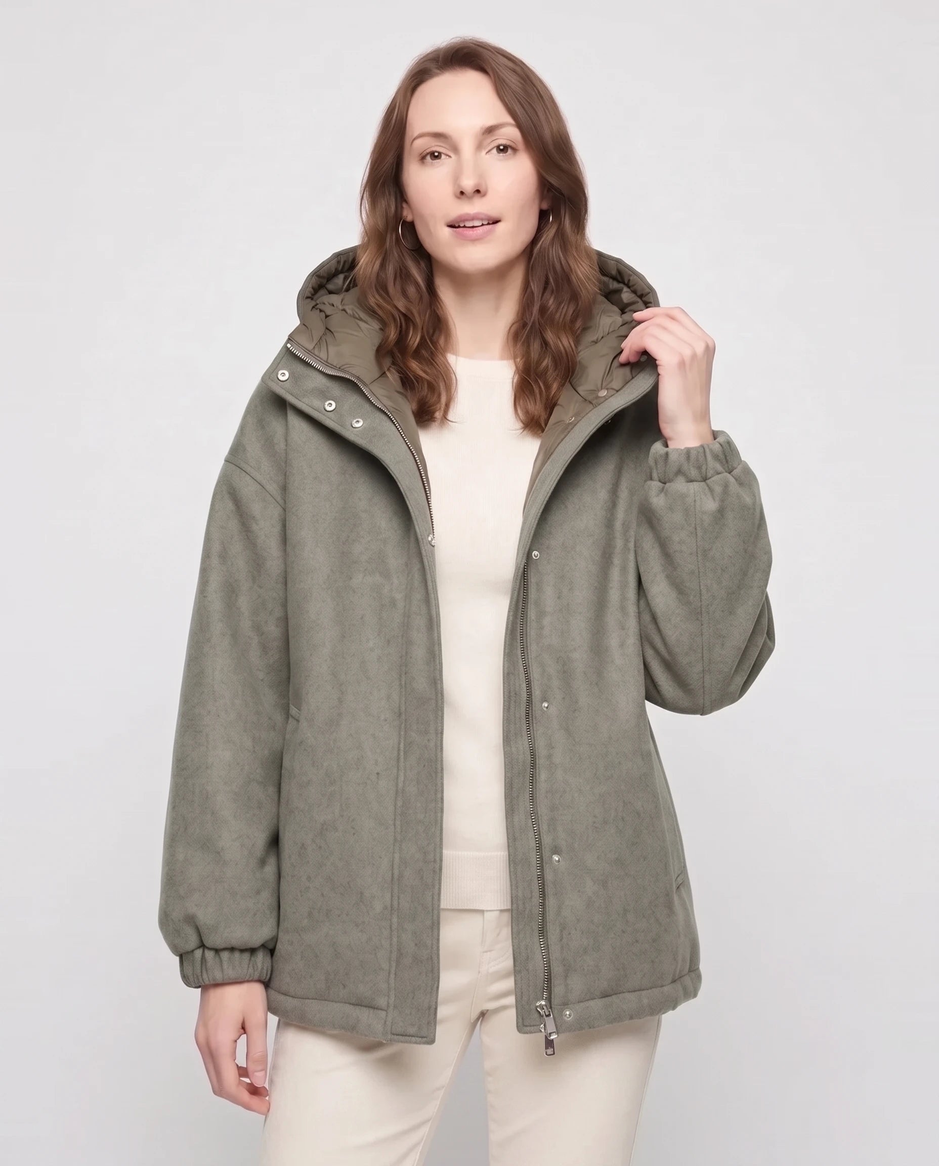 Veste à capuche matelassée vert de gris Gwenaëlle, plan rapproché en studio