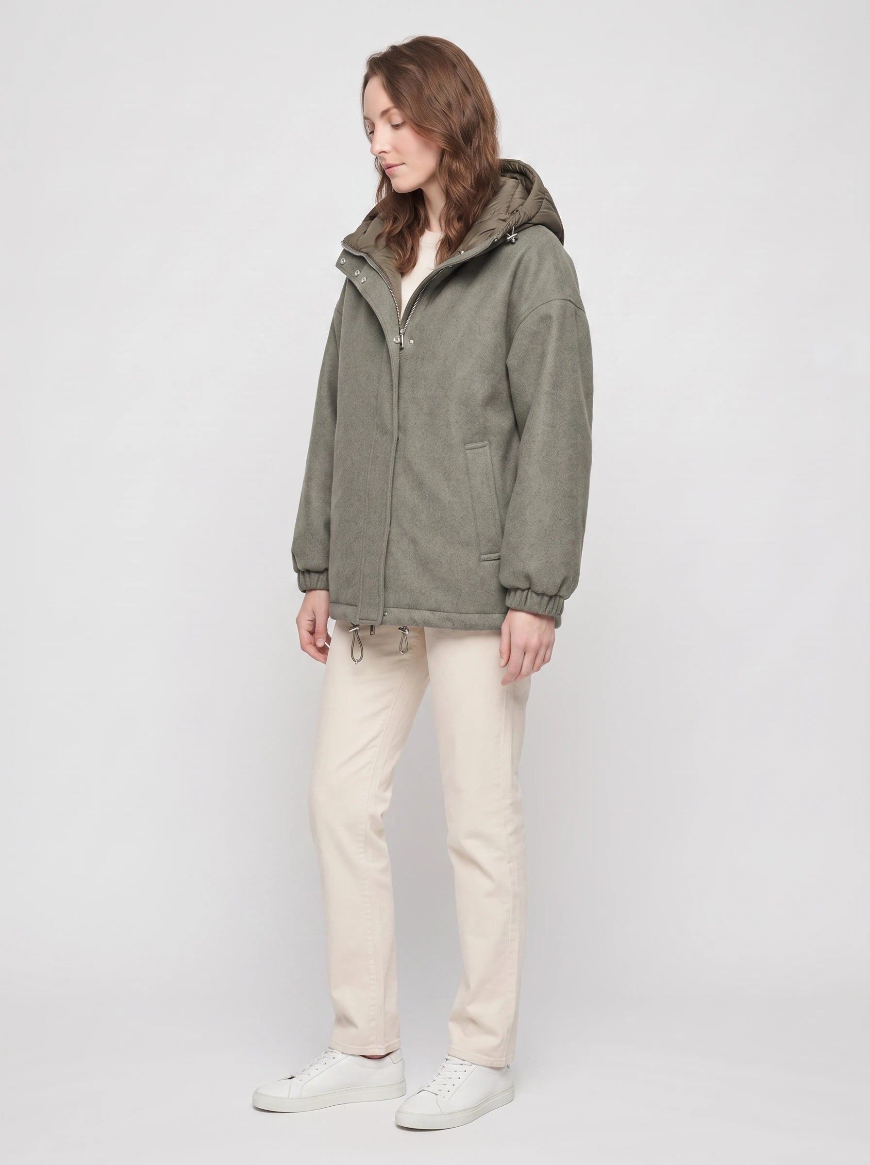 Veste à capuche matelassée vert de gris Gwenaëlle, vue de trois quarts en studio