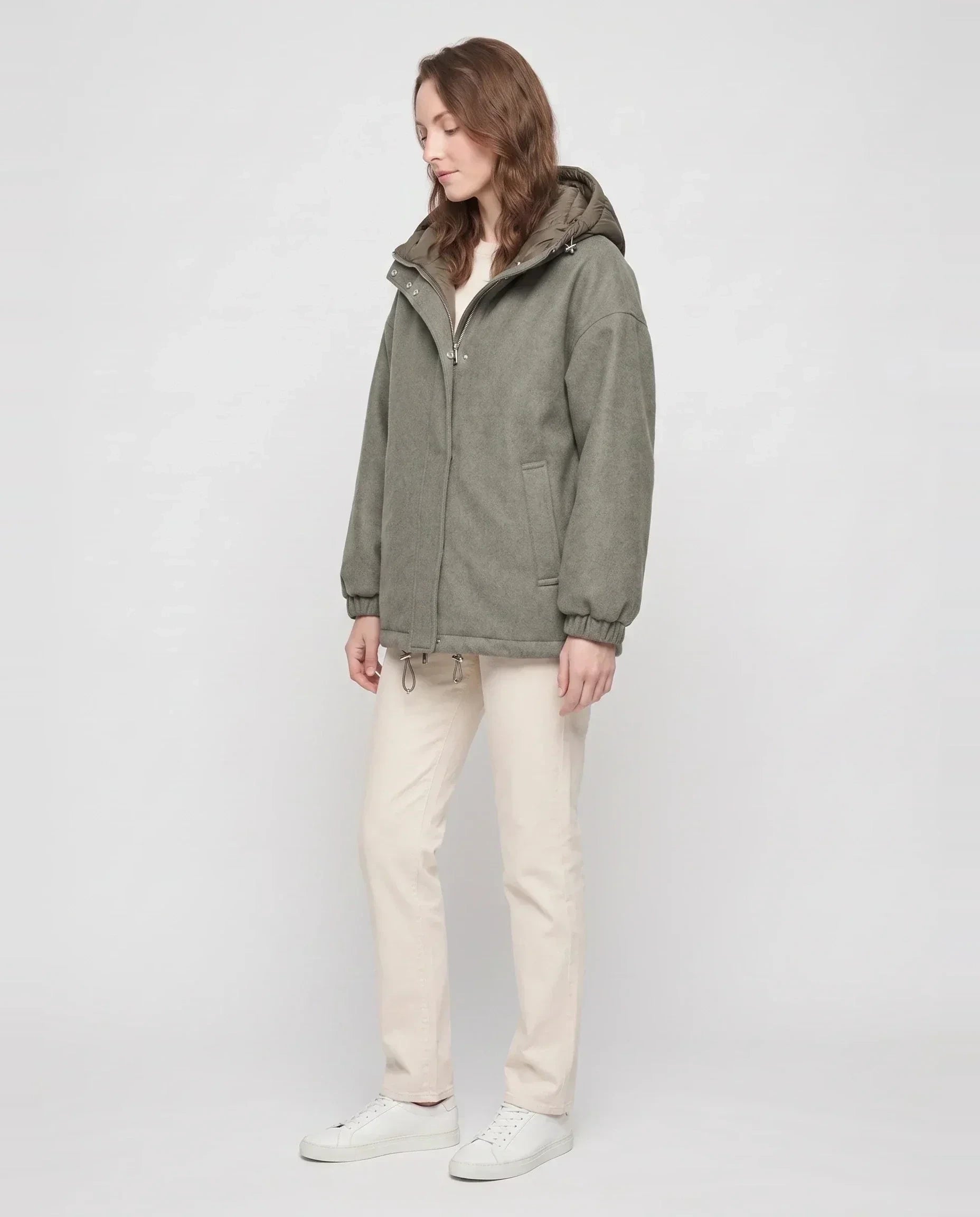 Veste à capuche matelassée vert de gris Gwenaëlle, vue de trois quarts en studio