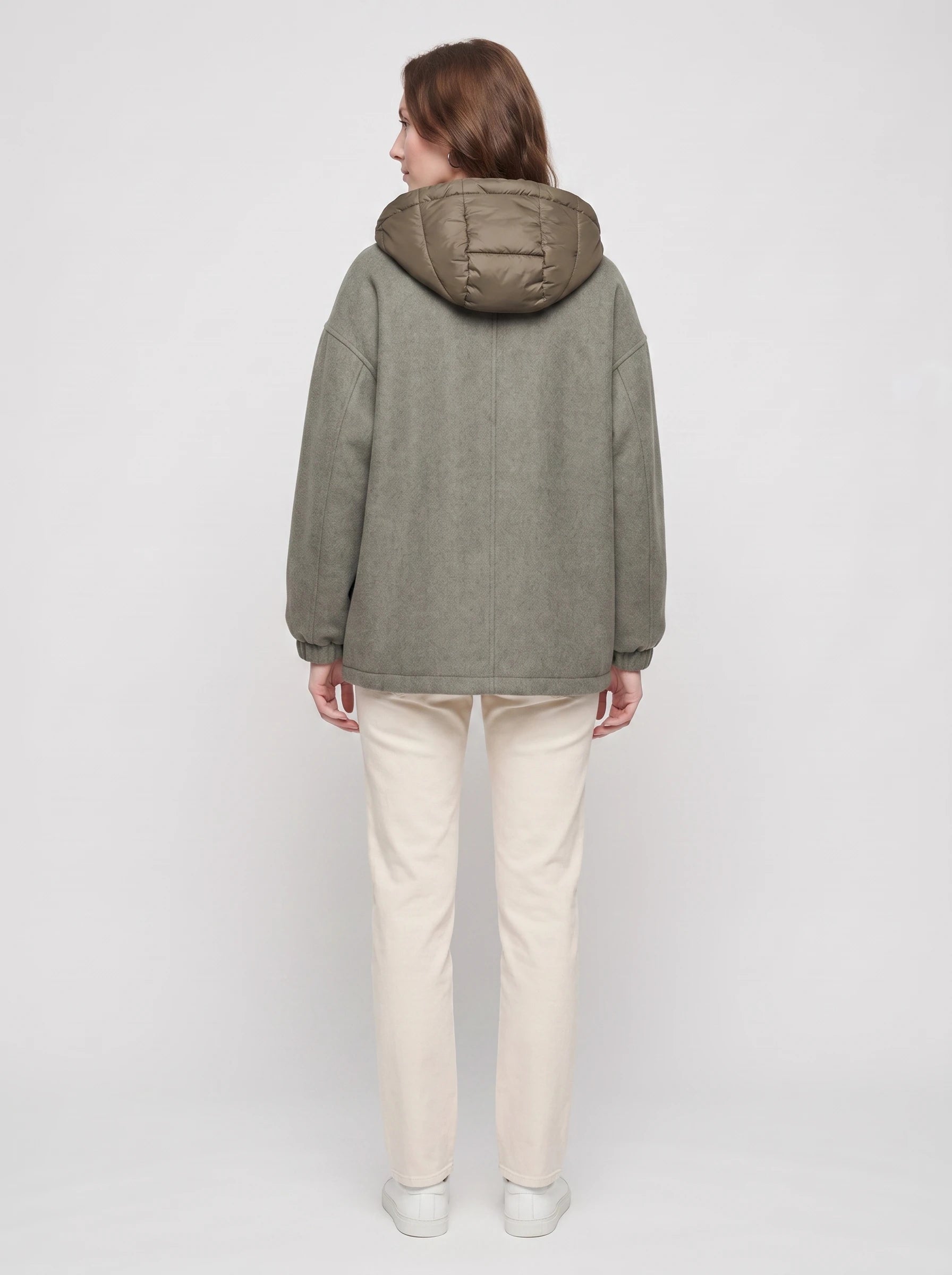 Veste à capuche matelassée vert de gris Gwenaëlle, vue de dos en studio