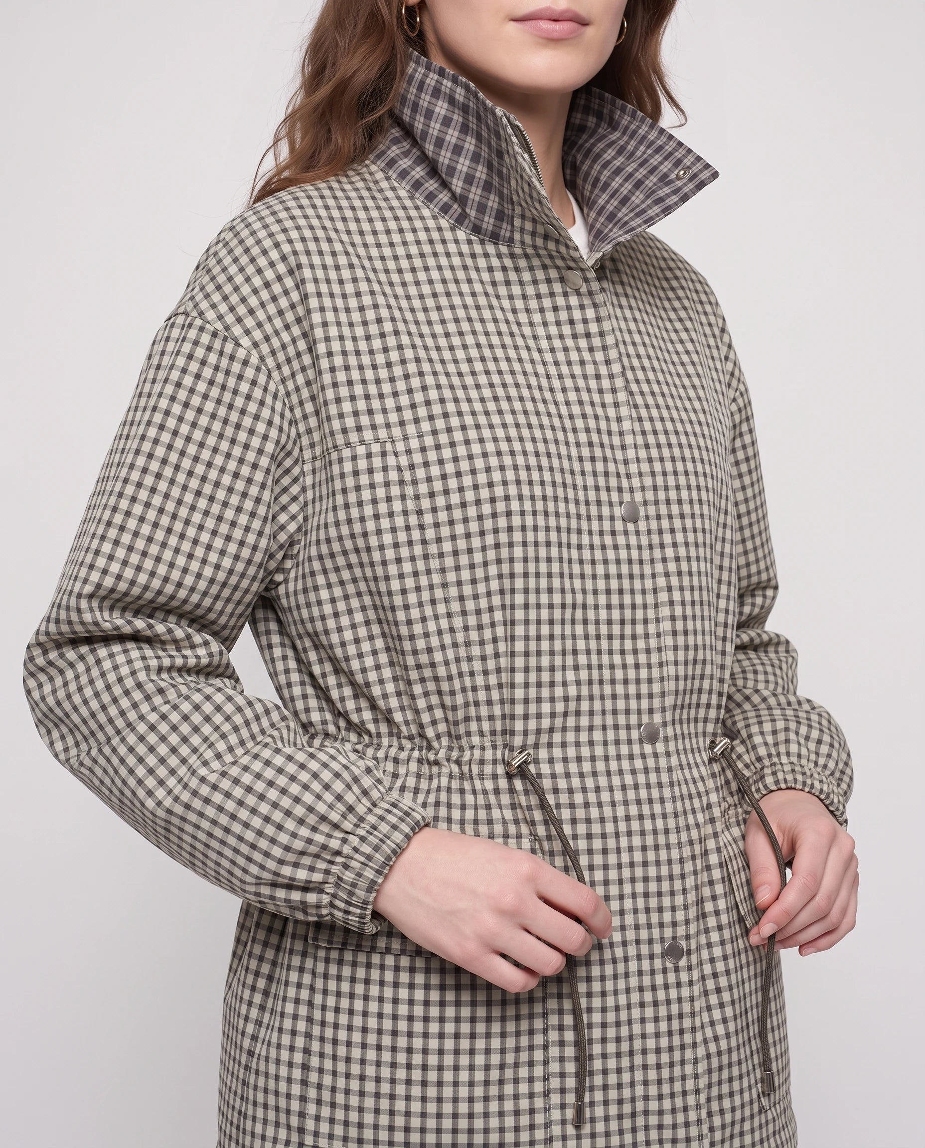 Veste col cheminée à carreaux Cléo — détail du col cheminée zippé et du cordon de serrage — coloris carreaux