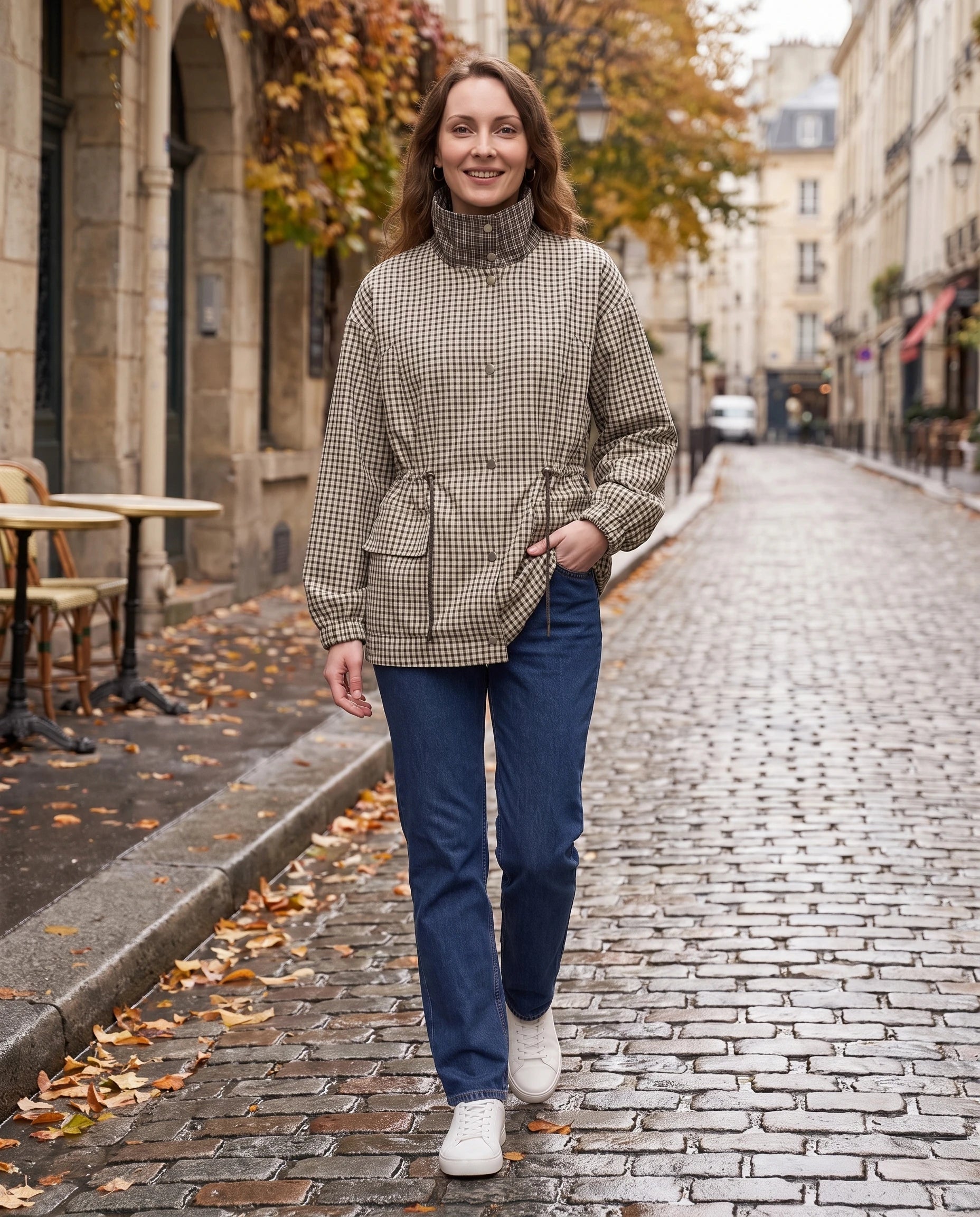 Veste col cheminée à carreaux Cléo — portée en rue pavée à l’automne — coloris carreaux
