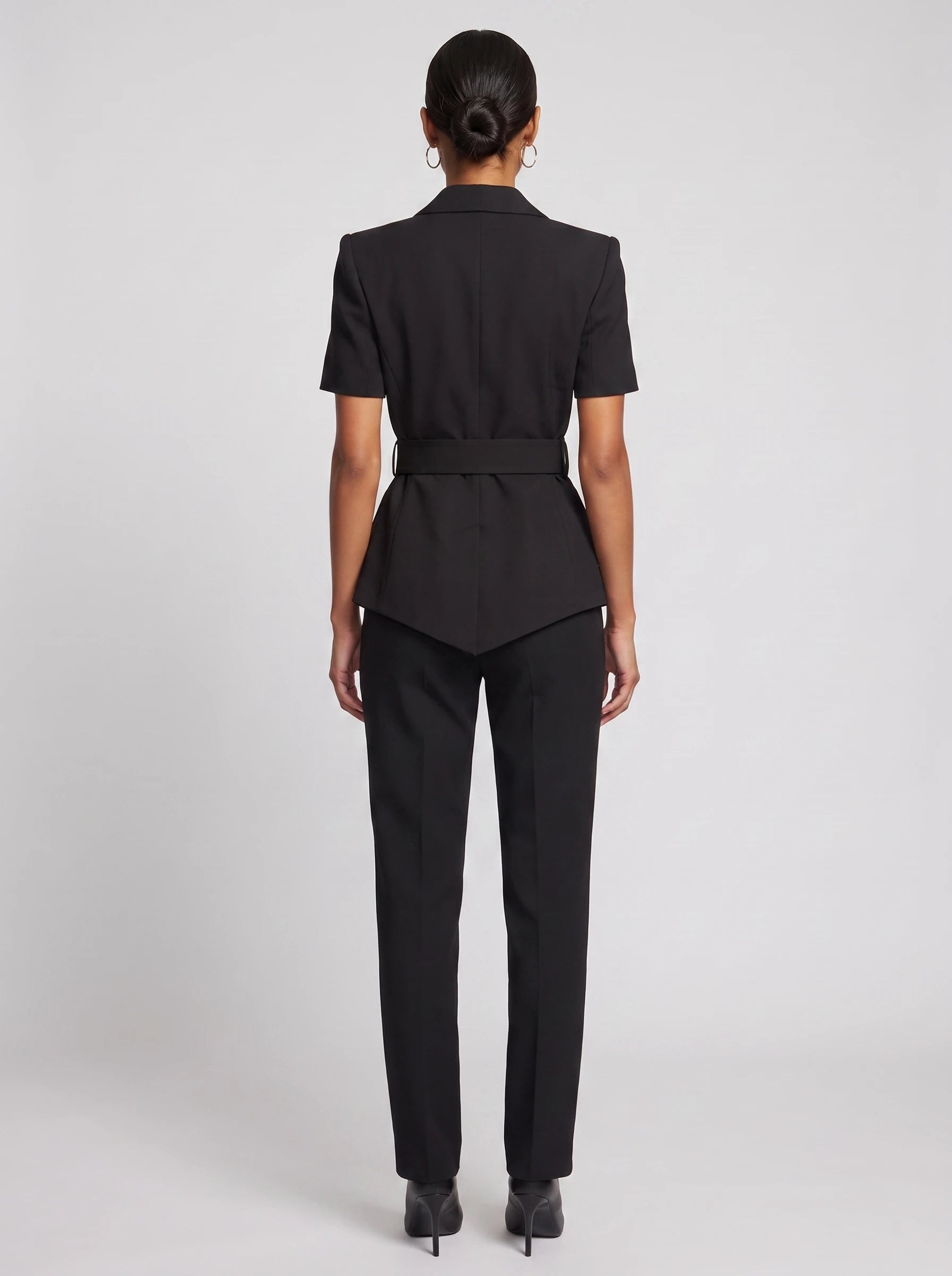Veste cintrée ceinturée à manches courtes noire Aimée, vue de dos en studio