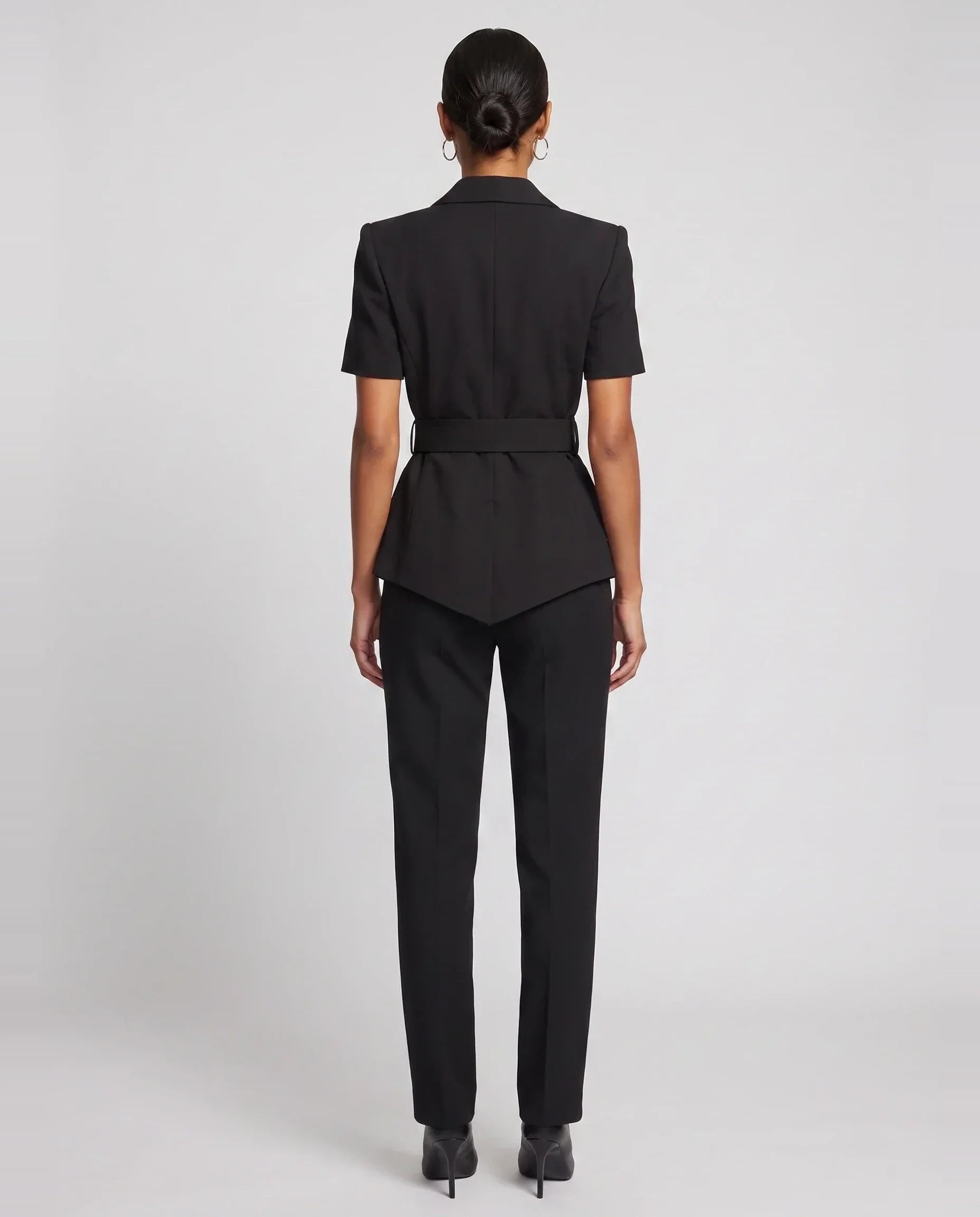 Veste cintrée ceinturée à manches courtes noire Aimée, vue de dos en studio