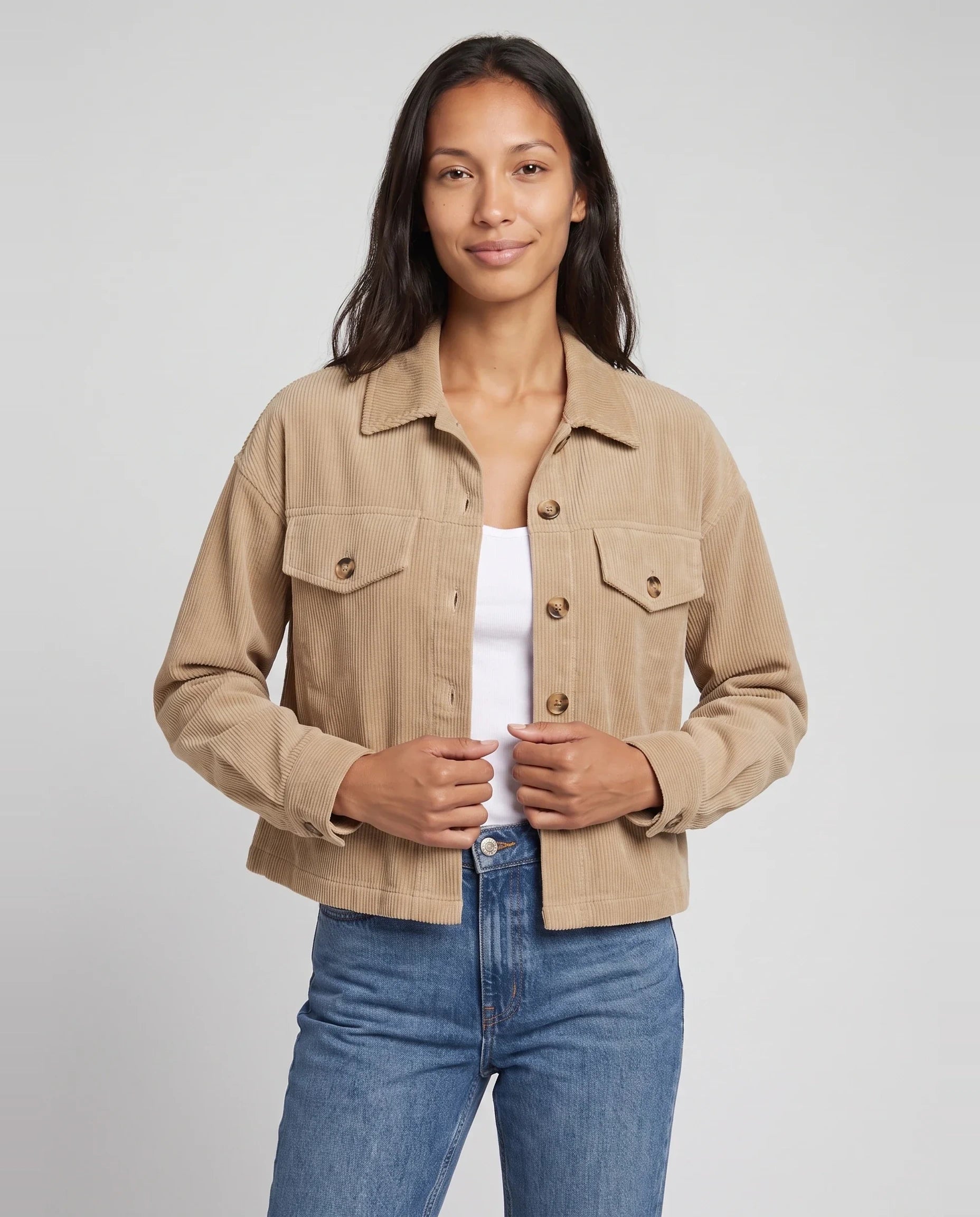 Veste chemise courte en velours côtelé beige Josette, plan rapproché en studio