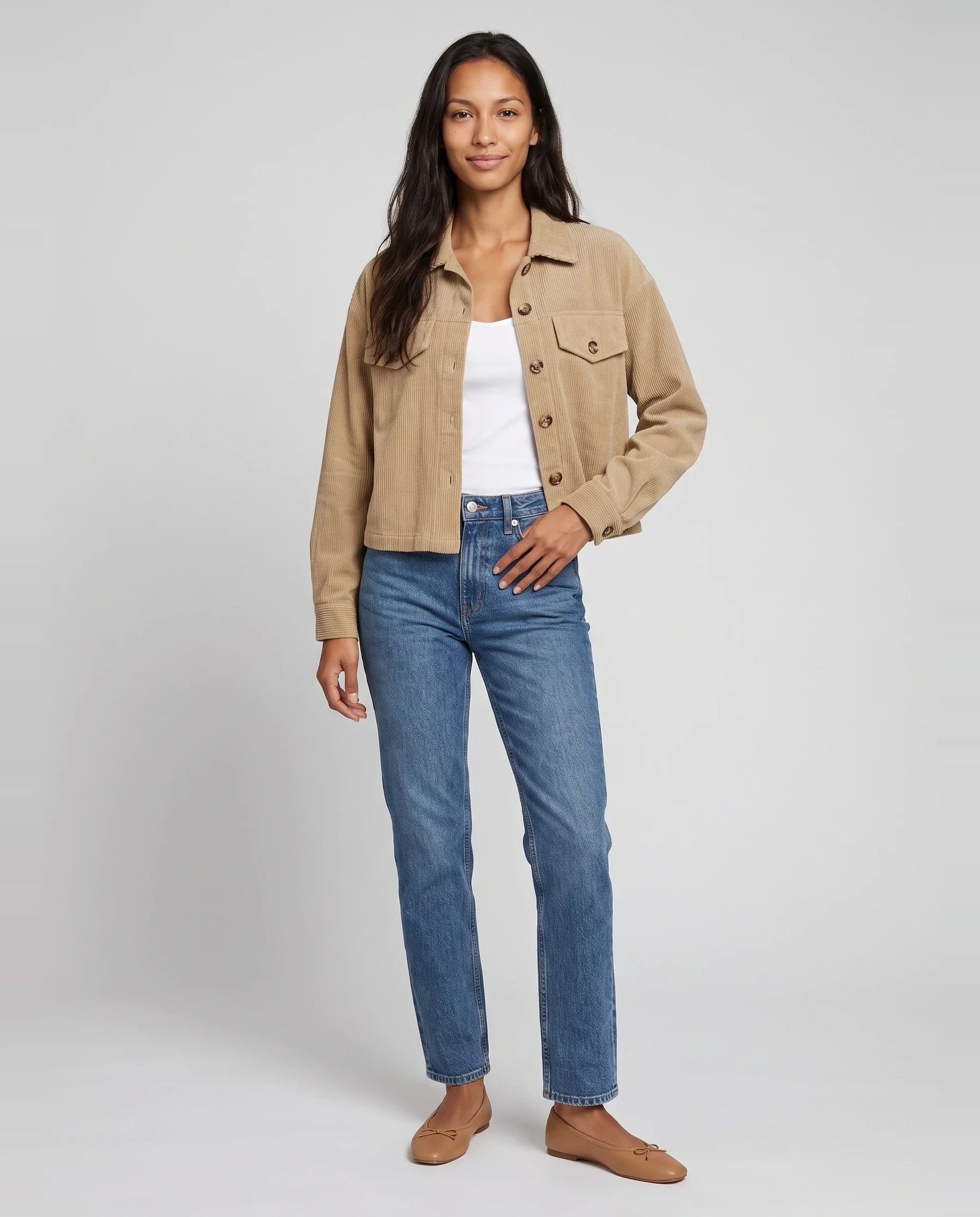 Veste chemise courte en velours côtelé beige Josette, vue de face en studio