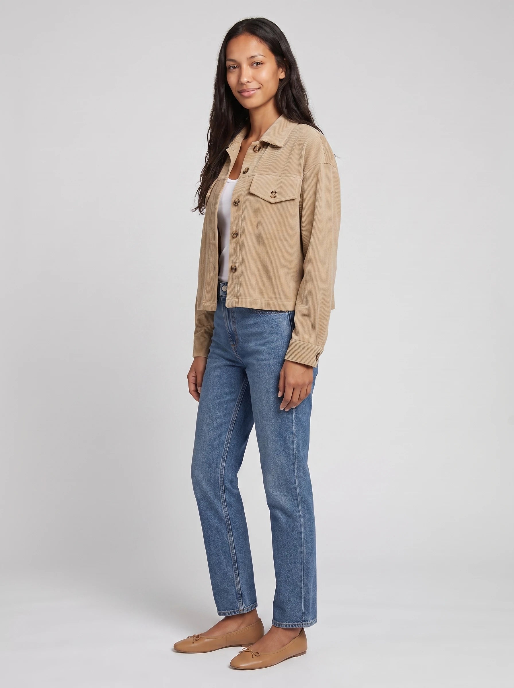 Veste chemise courte en velours côtelé beige Josette, vue de trois quarts en studio