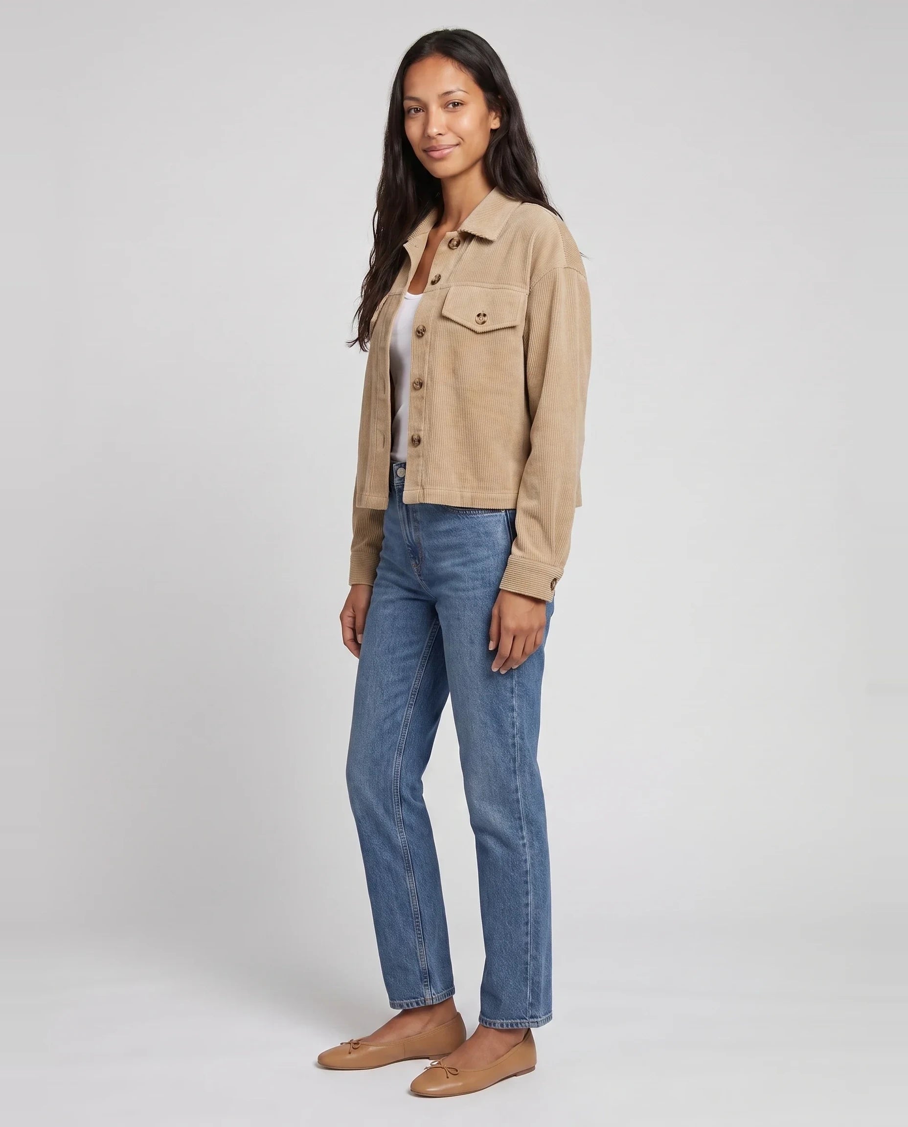 Veste chemise courte en velours côtelé beige Josette, vue de trois quarts en studio