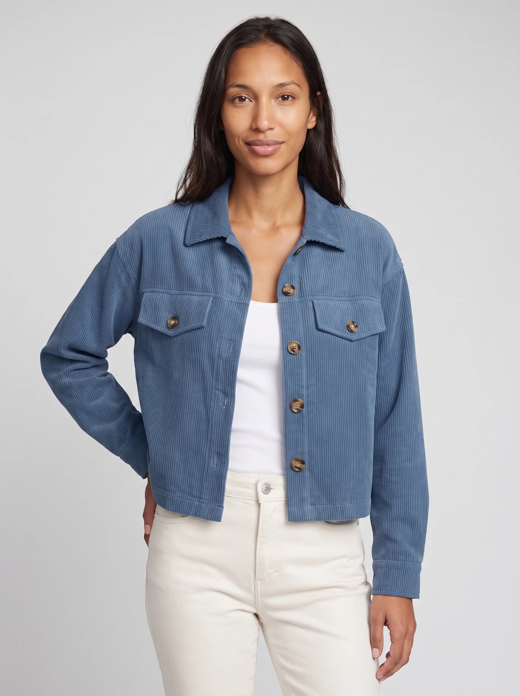 Veste chemise courte en velours côtelé bleu orage Josette, plan rapproché en studio
