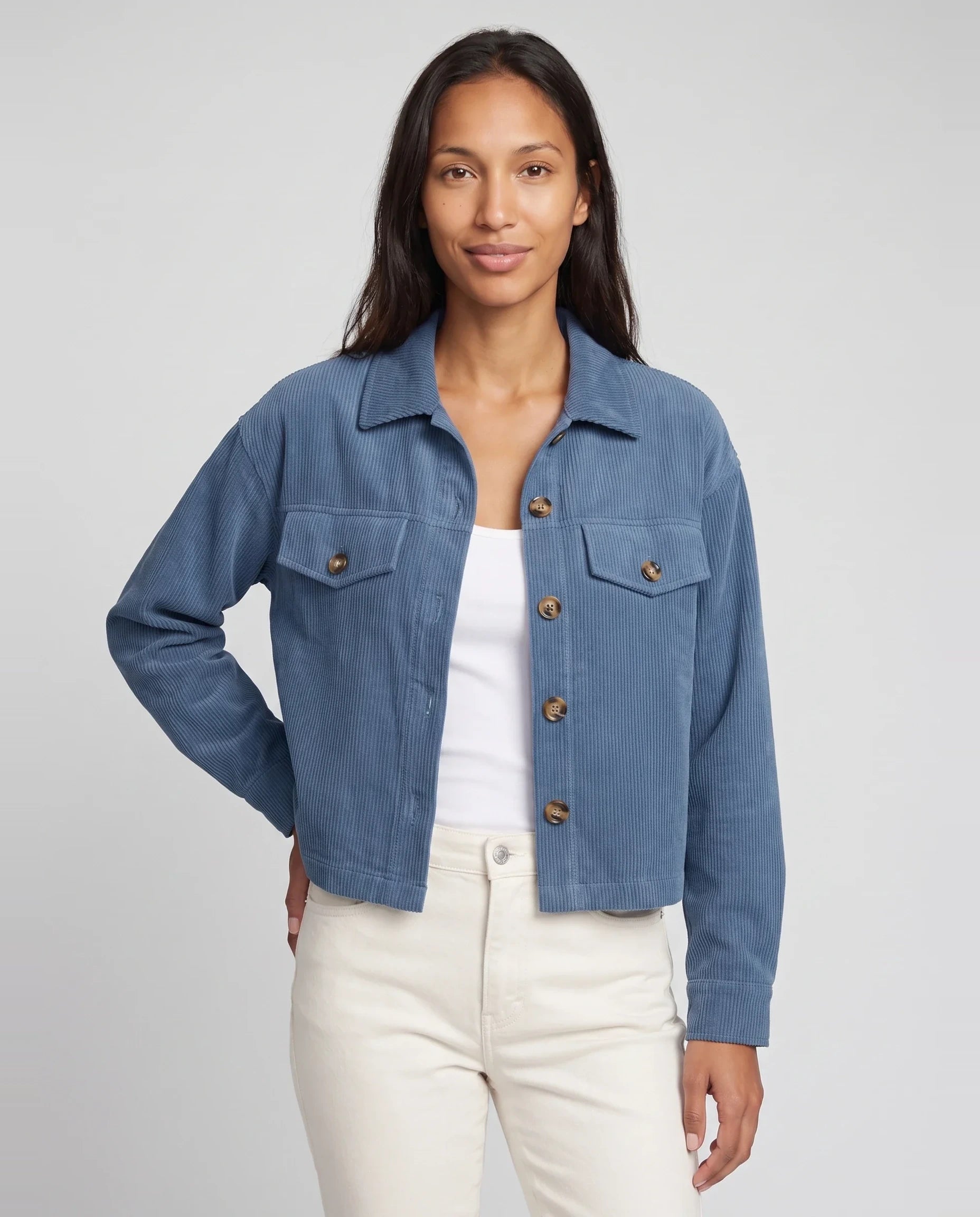 Veste chemise courte en velours côtelé bleu orage Josette, plan rapproché en studio