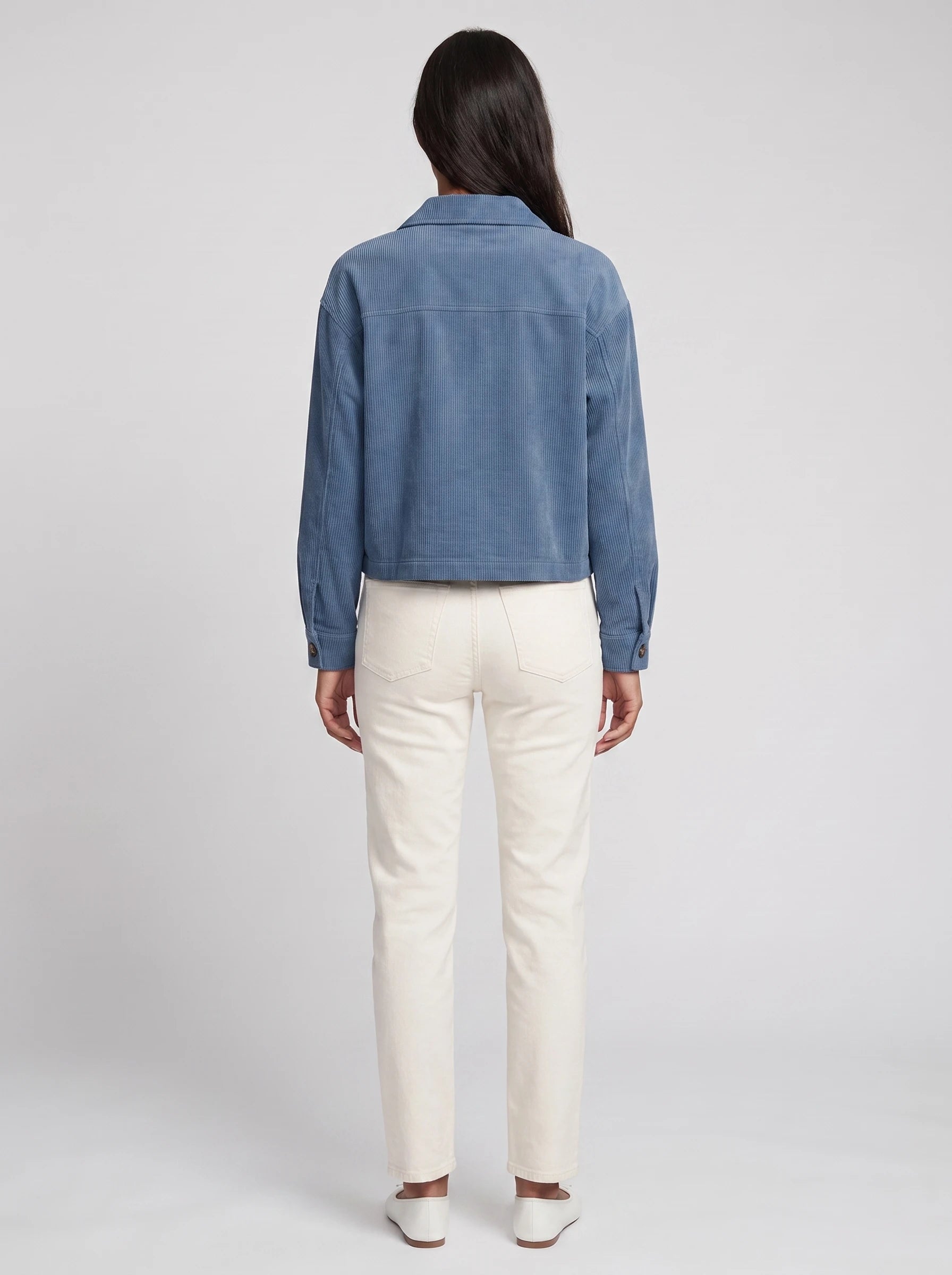 Veste chemise courte en velours côtelé bleu orage Josette, vue de dos en studio