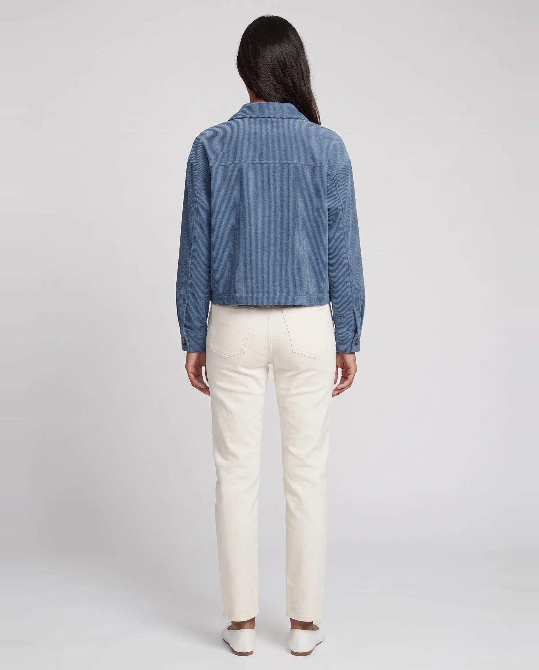 Veste chemise courte en velours côtelé bleu orage Josette, vue de dos en studio