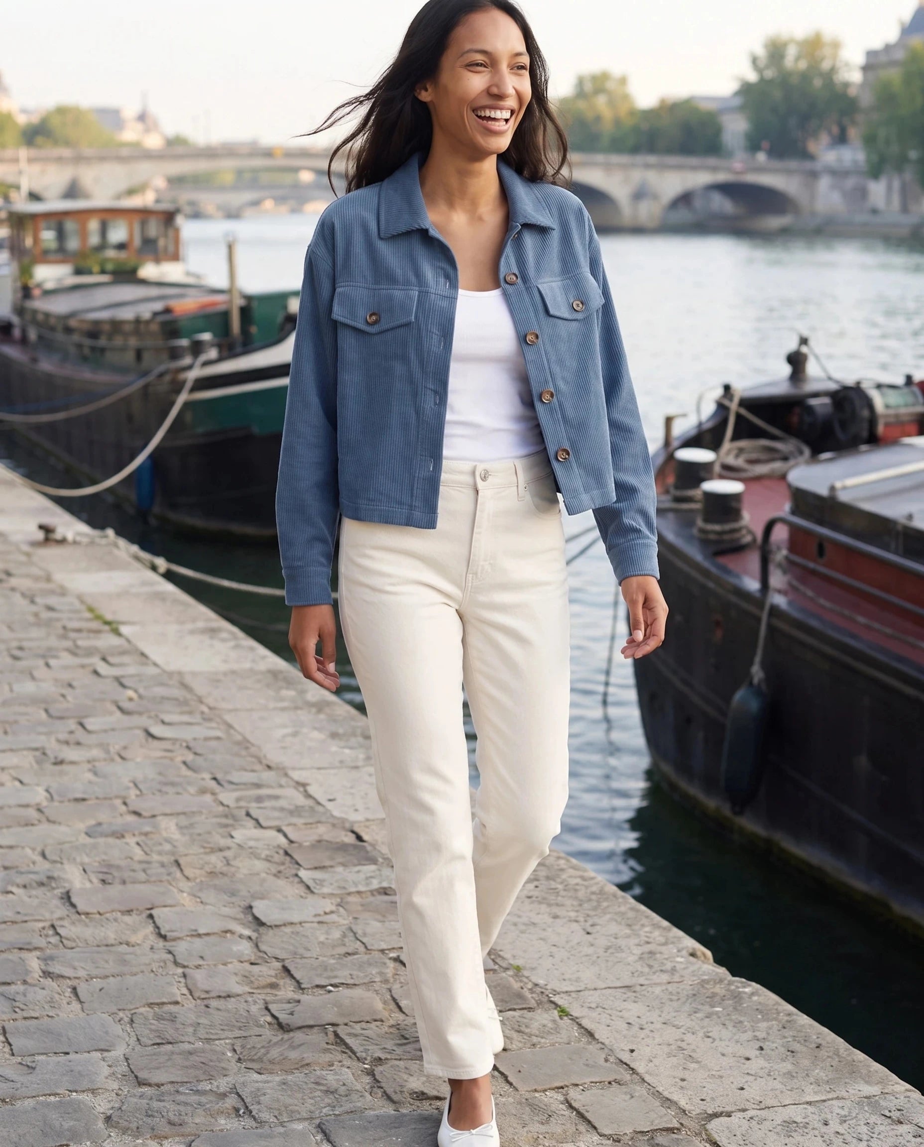 Veste chemise en velours côtelé bleu orage Josette, portée sur un quai aux péniches