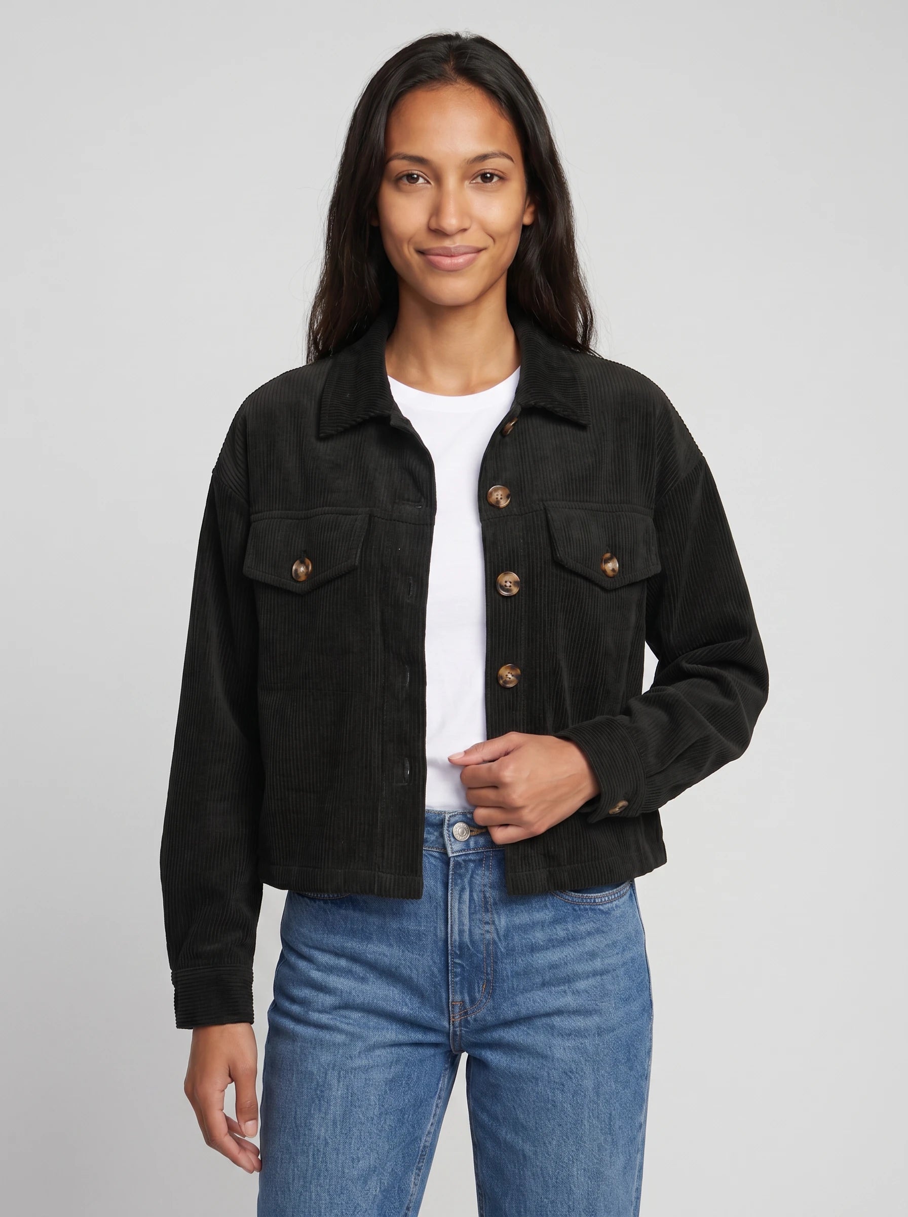 Veste chemise courte en velours côtelé noire Josette, plan rapproché en studio