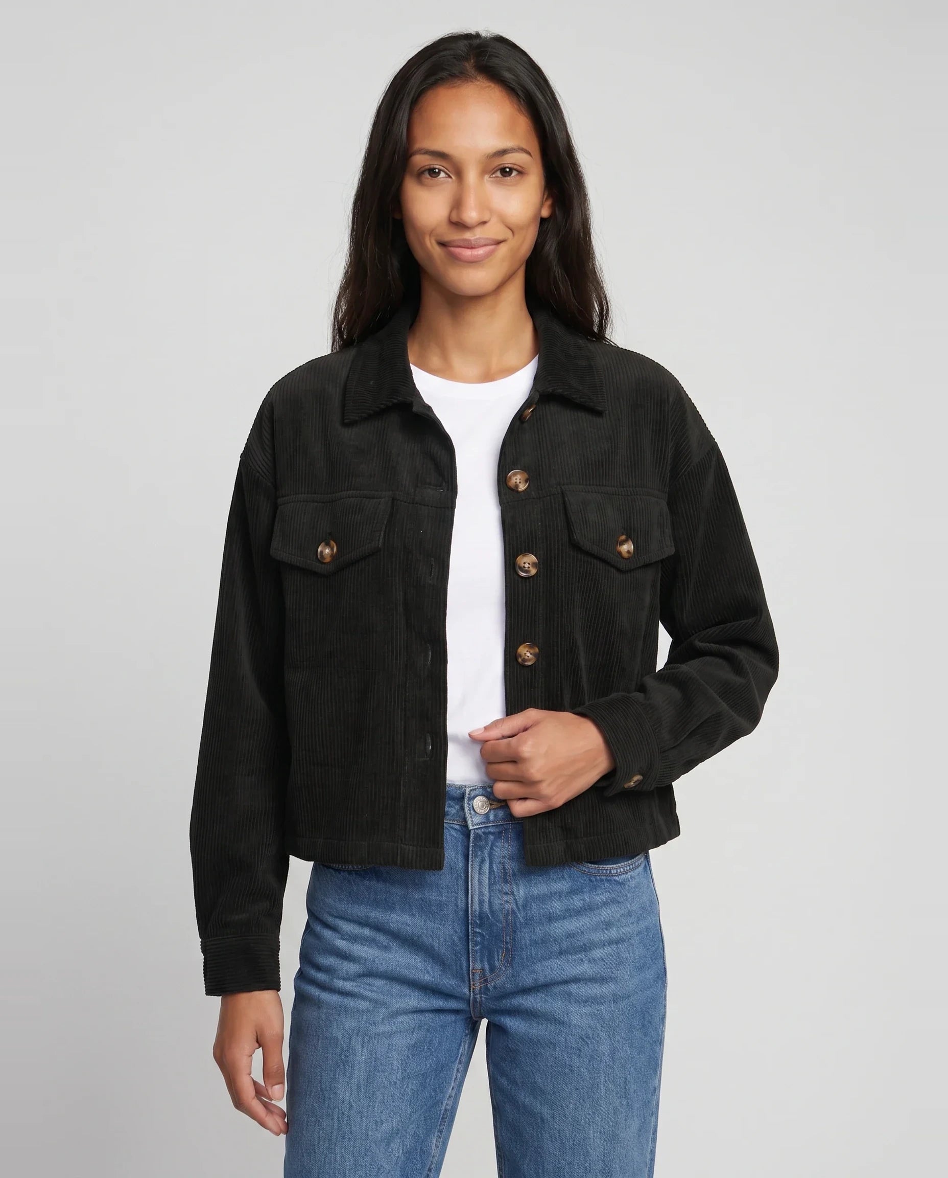 Veste chemise courte en velours côtelé noire Josette, plan rapproché en studio
