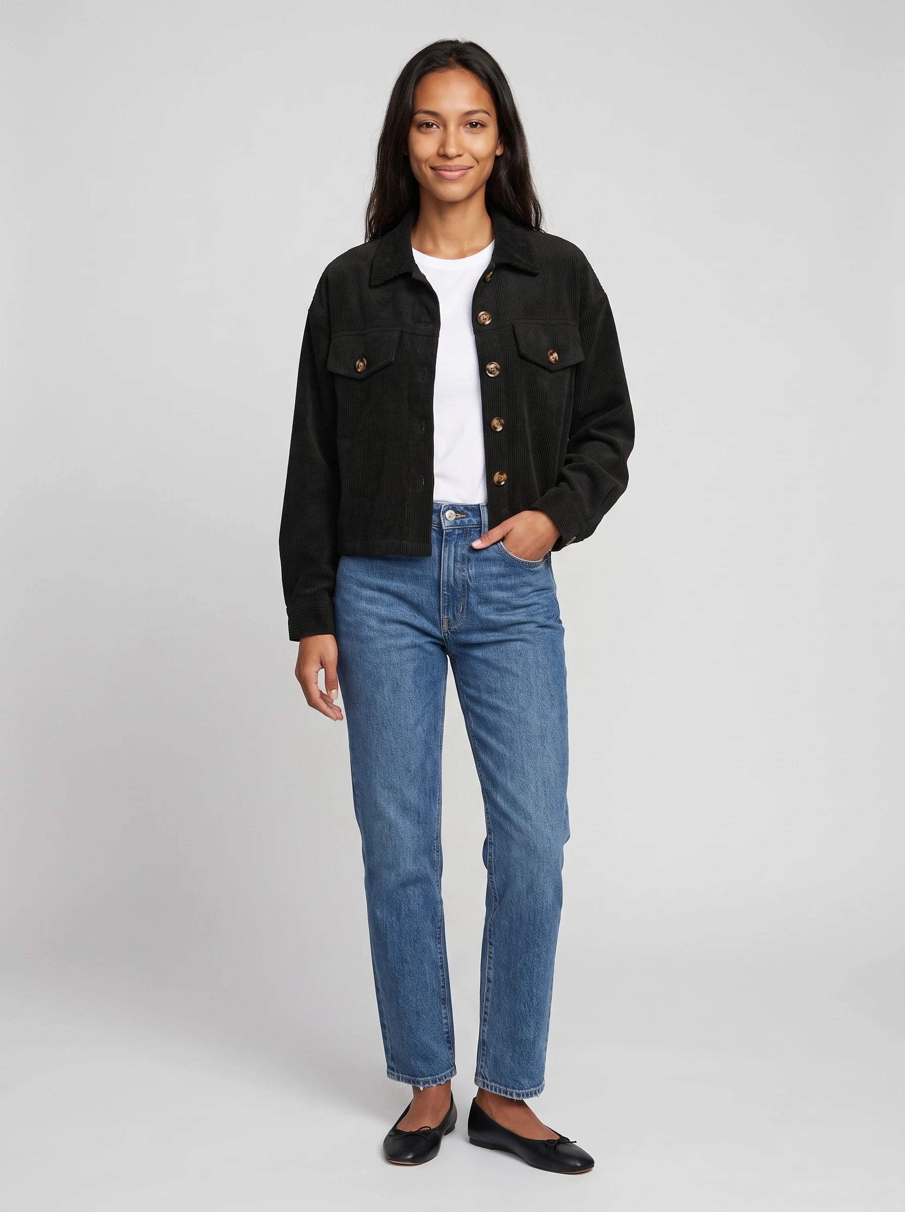 Veste chemise courte en velours côtelé noire Josette, vue de face en studio